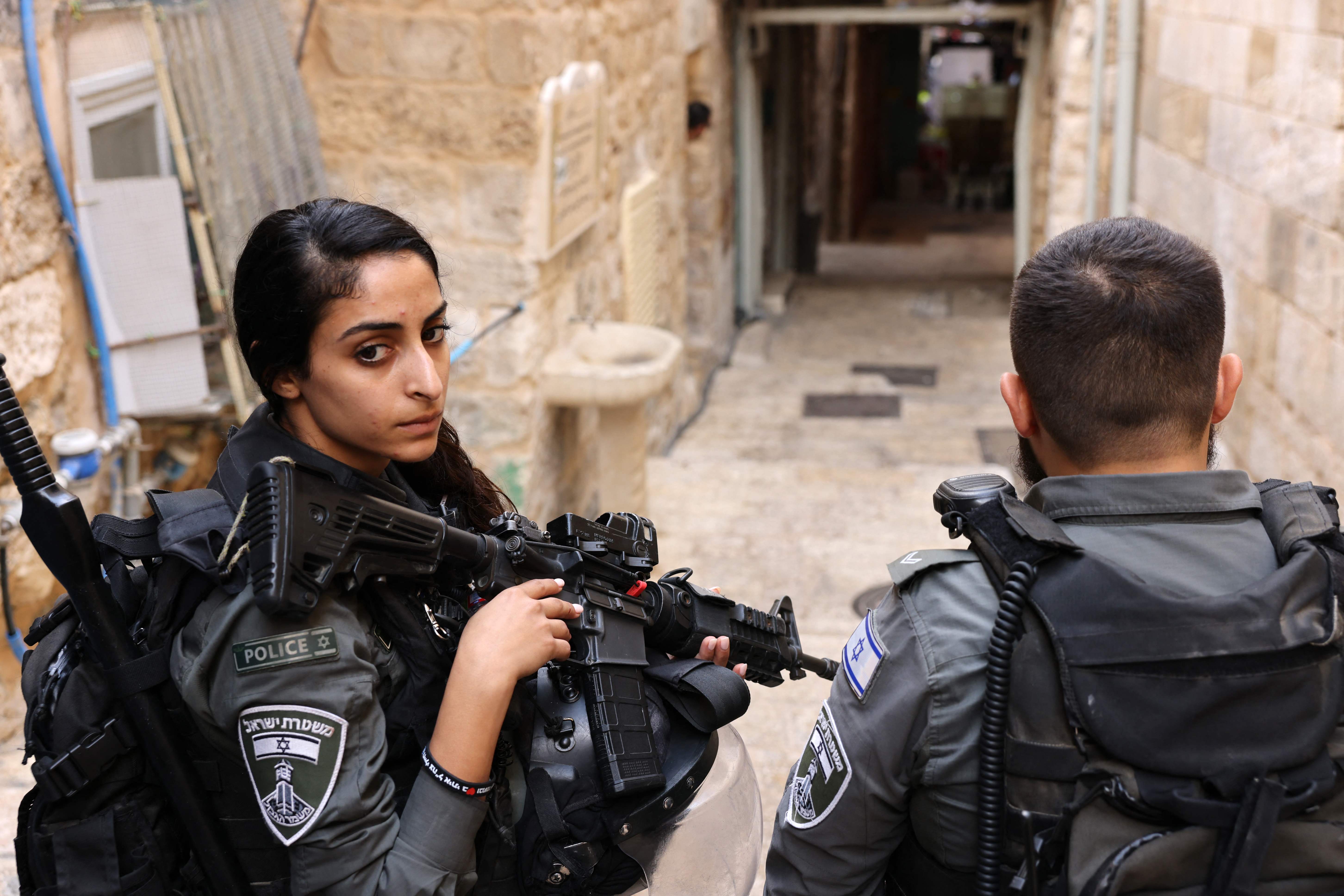من مكان عملية الطعن في القدس المحتلة .. تصوير: "الفرنسية"