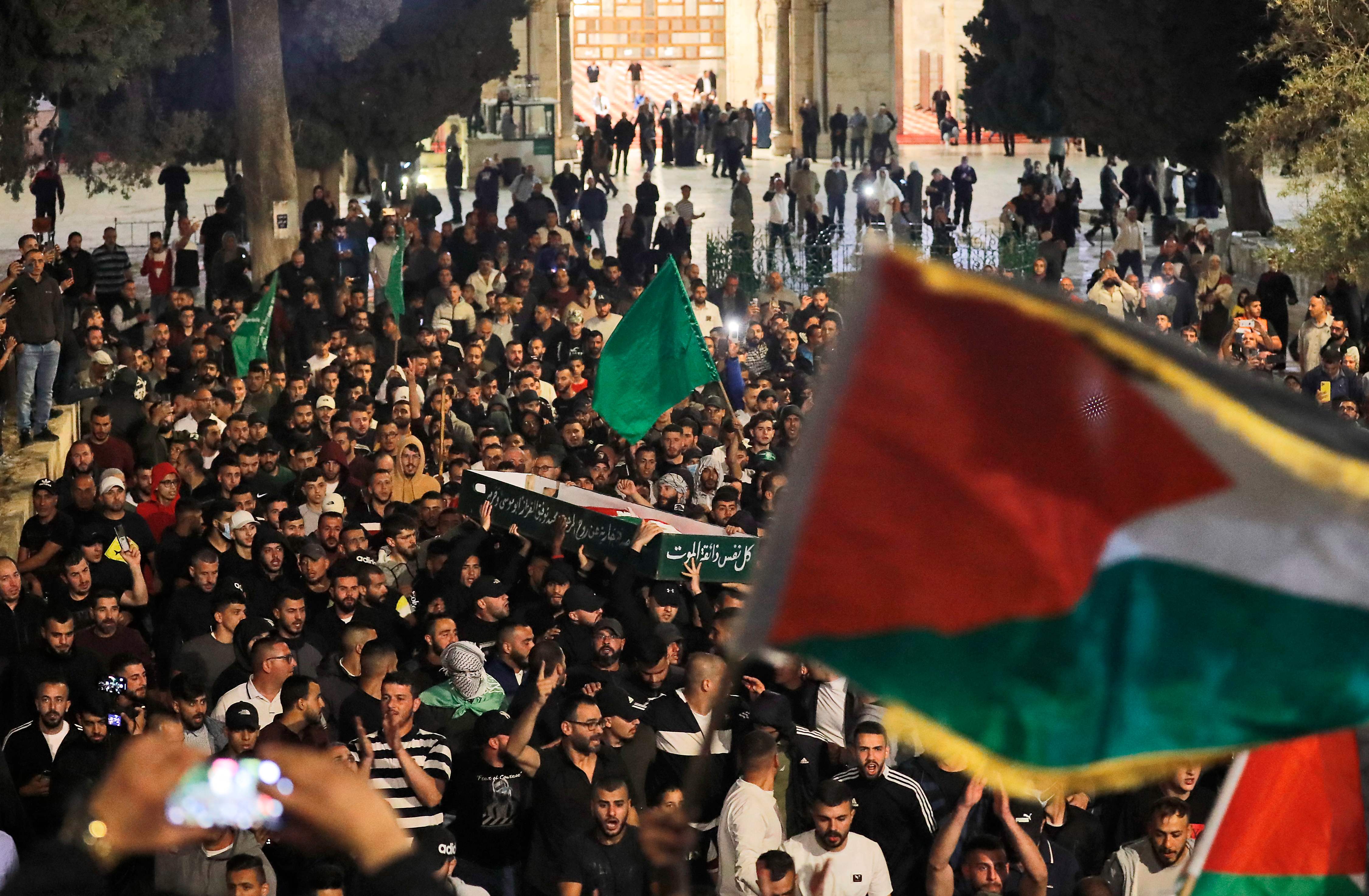 من تشييع الشهيد وليد الشريف بالقدس الليلة الماضية.. تصوير: "الفرنسية"