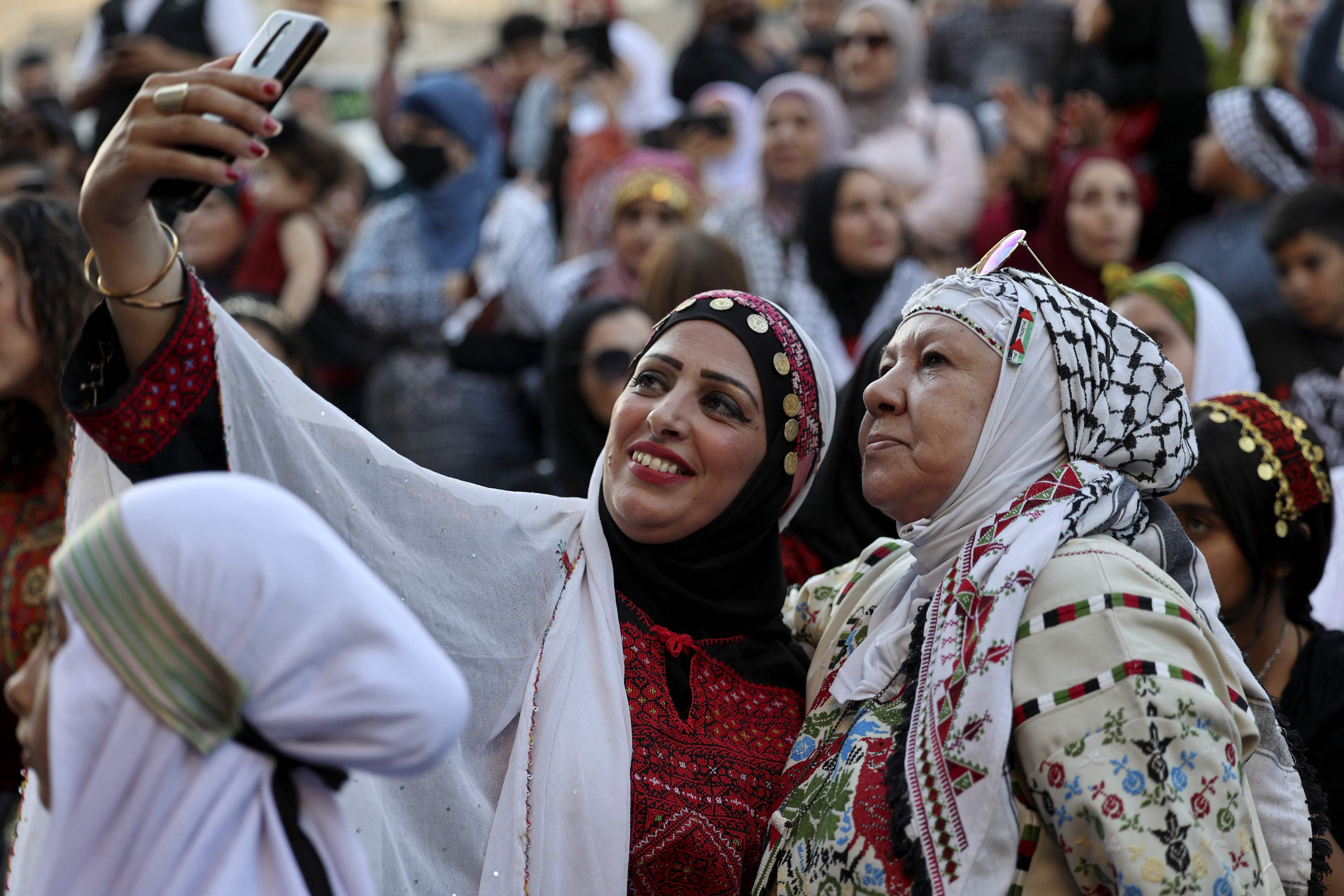 إحياء يوم "الزي الفلسطيني" في رام الله .. تصوير: "الفرنسية"