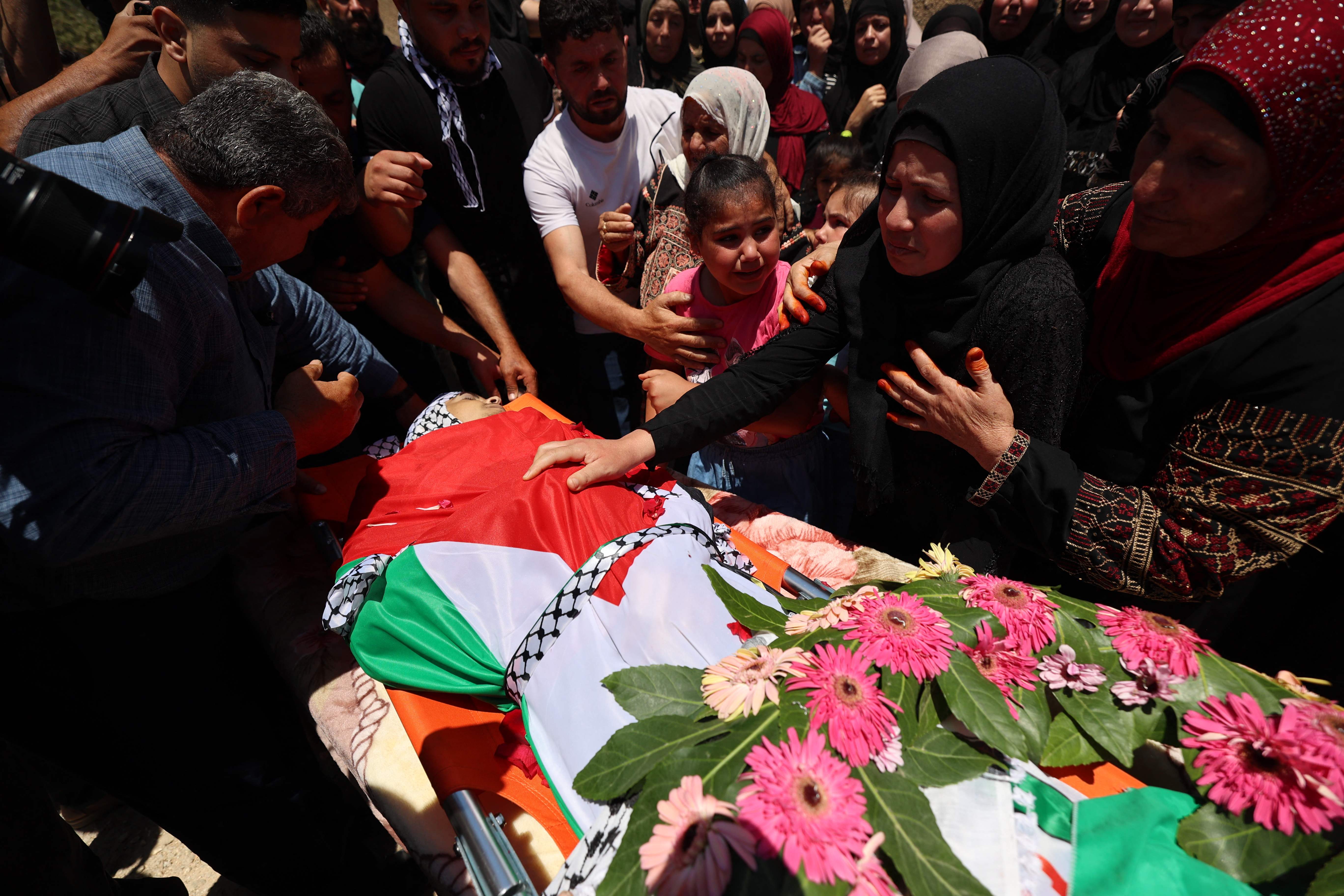وداع مؤثر لشقيقات الشهيد الفتى أمجد أبو عليا وحيد والديه في قرية المغير برام الله .. تصوير: "الفرنسية"