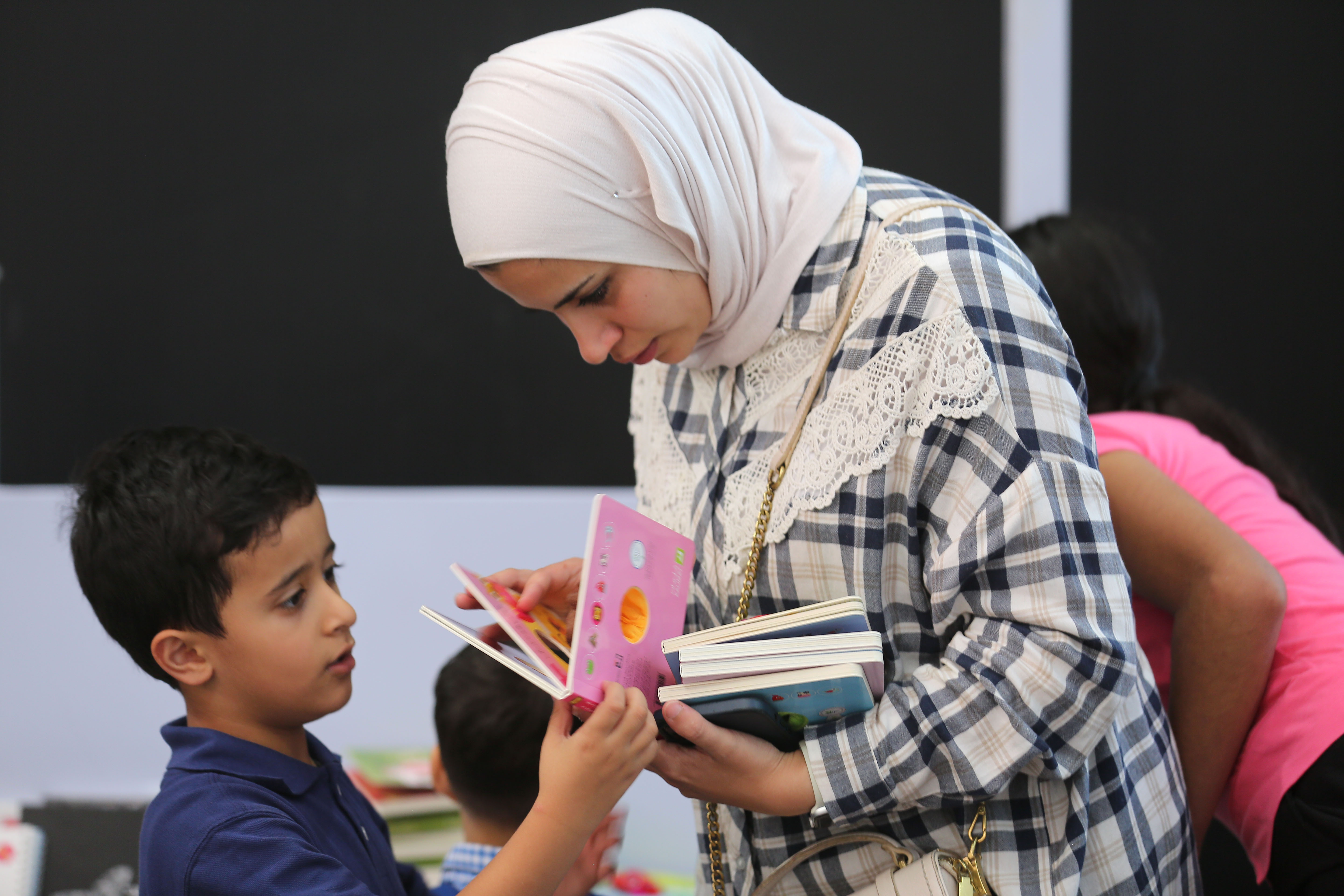 من معرض فلسطين الدولي للكتاب في رام الله .. تصوير: "شينخوا"