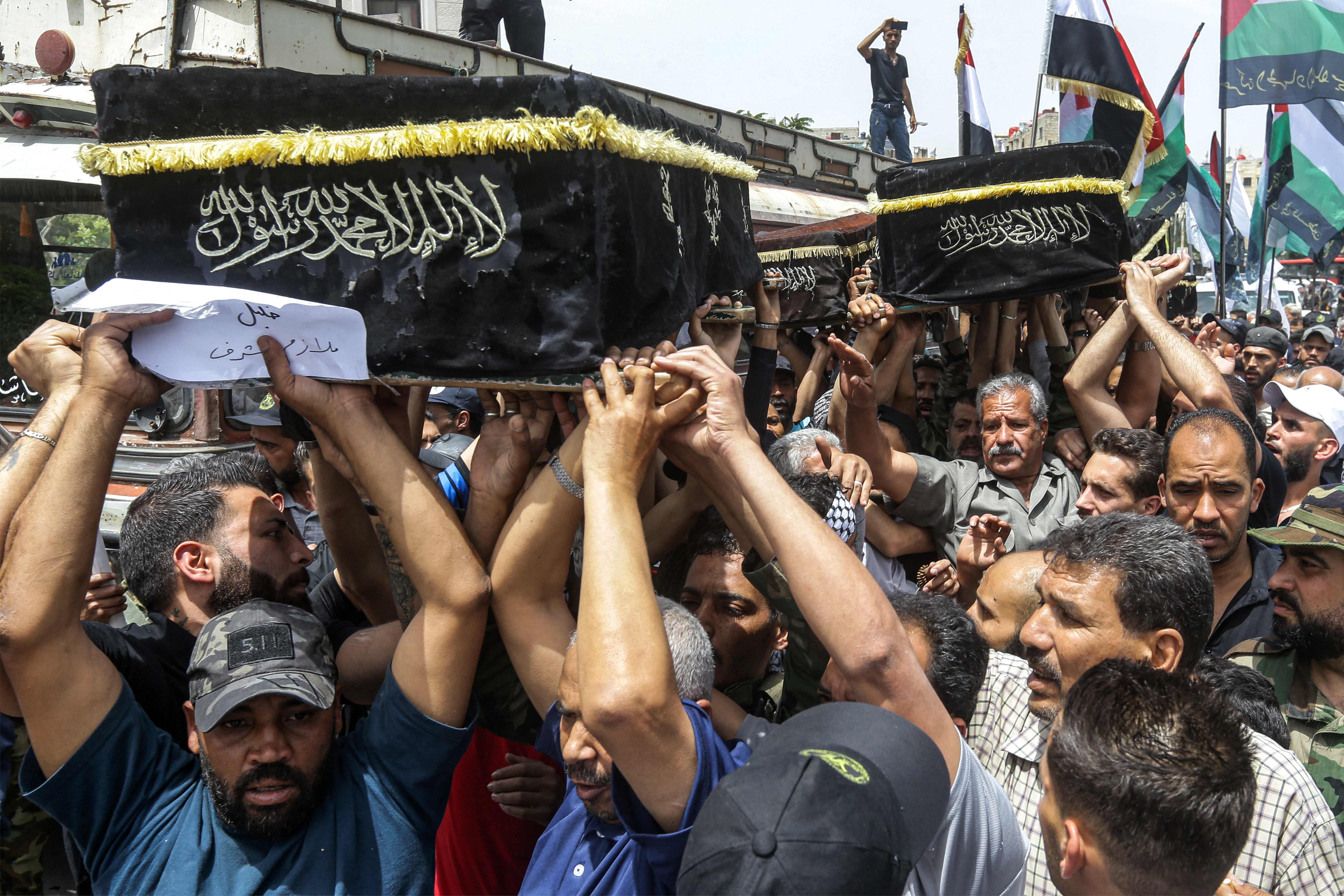 صور من مخيم اليرموك في سوريا لتشييع ضحايا انفجار وقع أمس في موقع تابع للجبهة الشعبية - القيادة العامة شرق لبنان .. تصوير: "الفرنسية"
