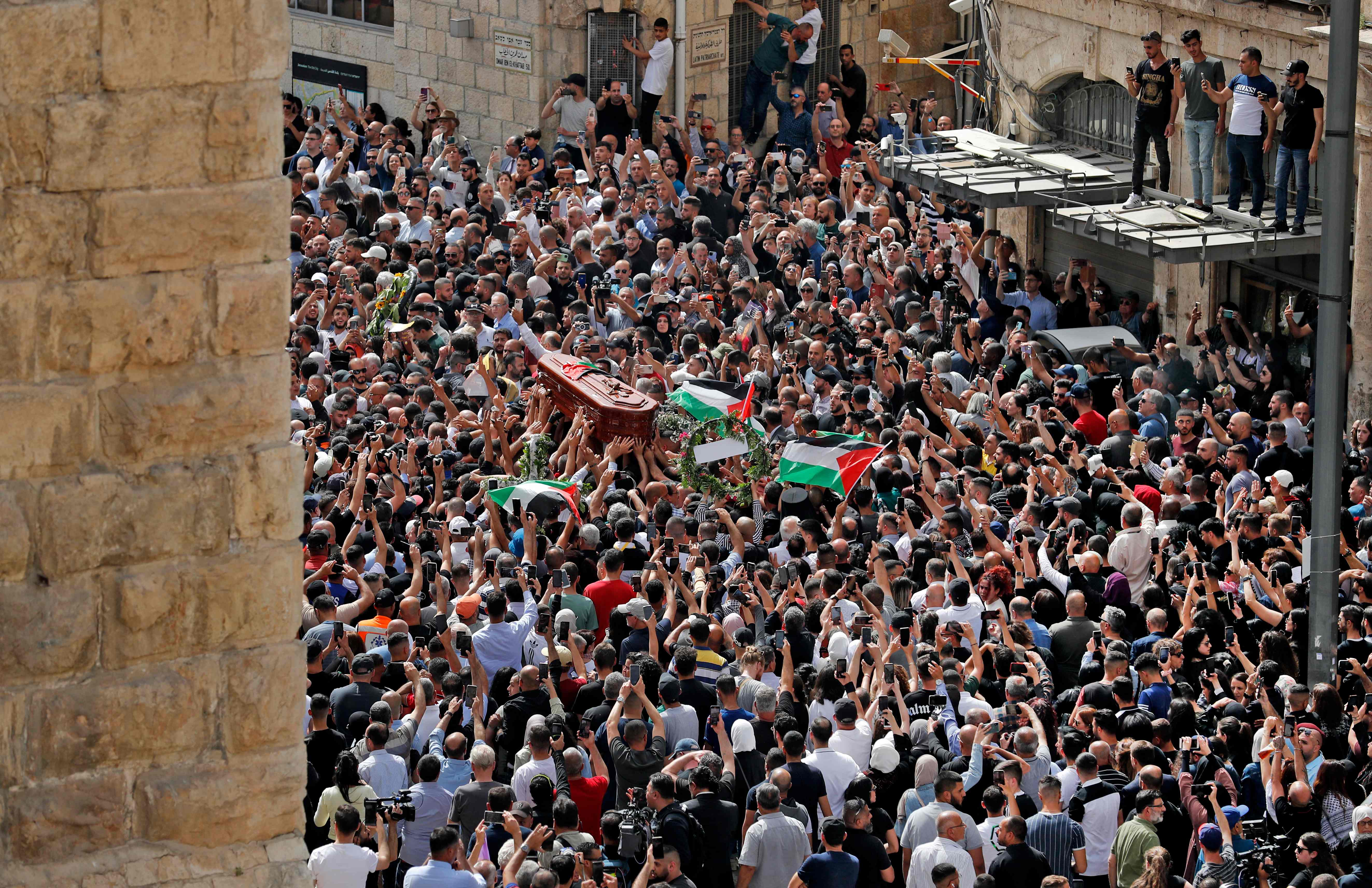 من تشييع جثمان الزميلة شيرين أبو عاقلة في القدس .. تصوير: "الفرنسية"