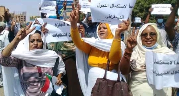 عندما تسقط الأوطان بالتفاهة
