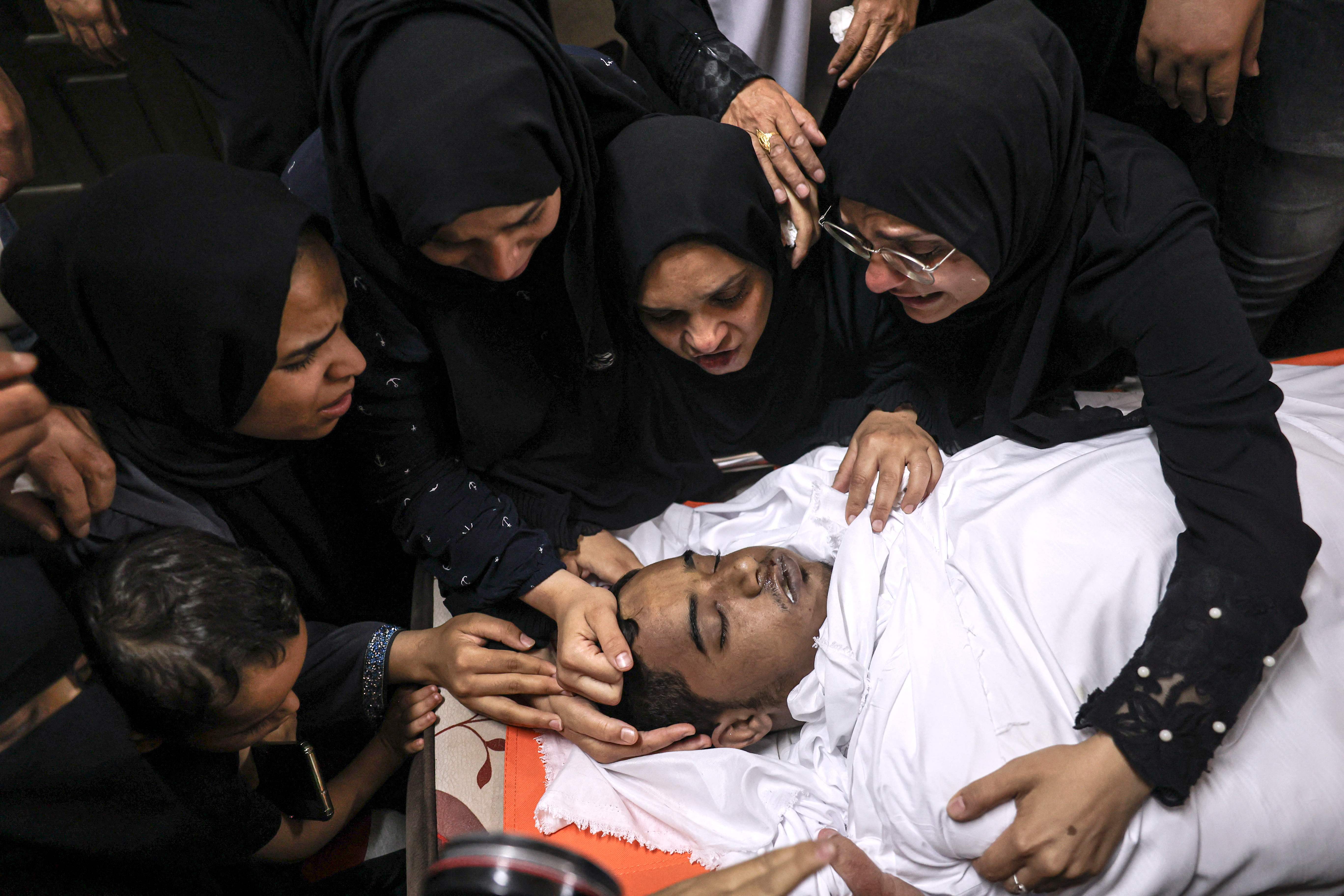 تشييع حزين للشهيد أنس انشاصي في خانيونس جنوب قطاع غزة .. تصوير: "الفرنسية"