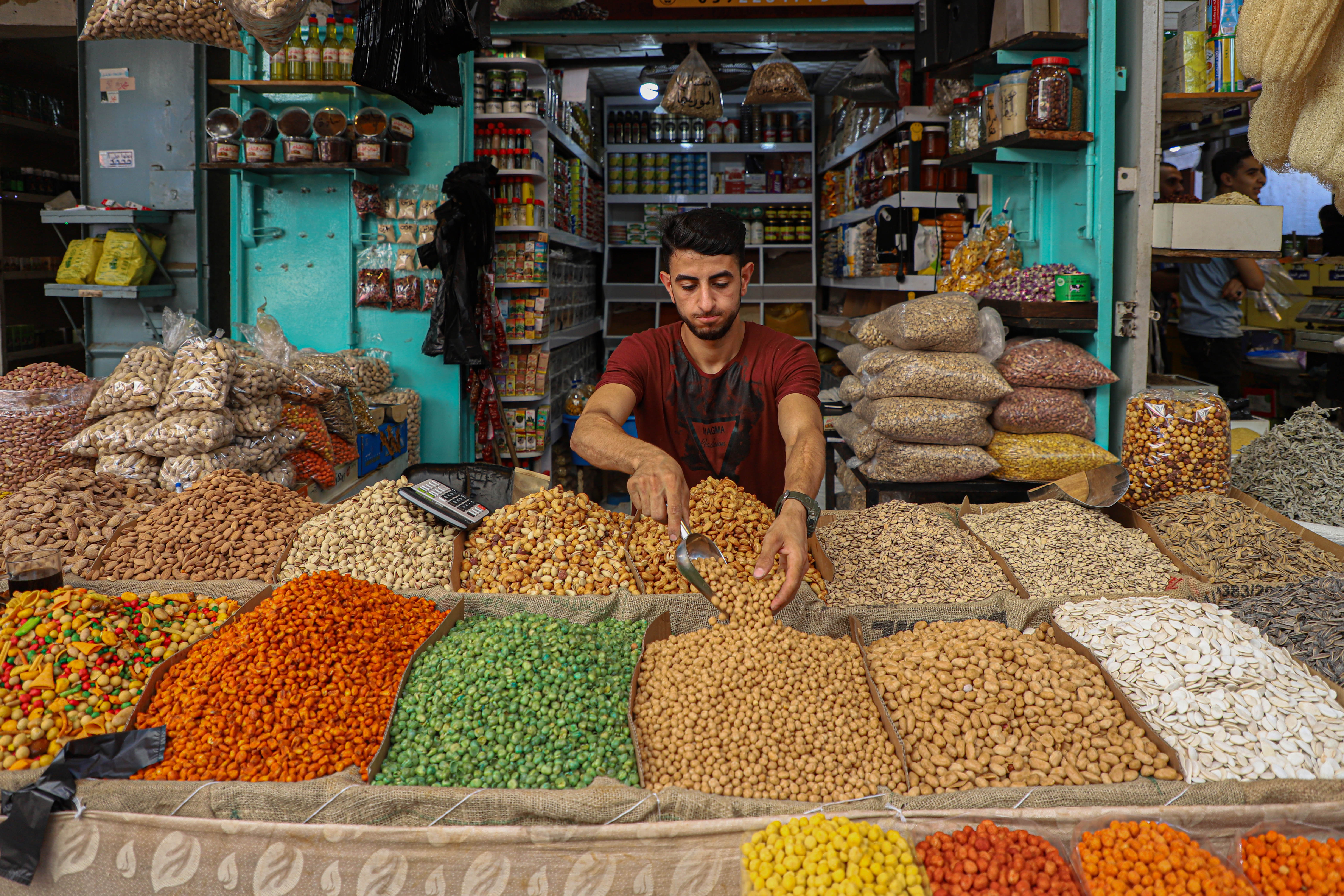 أجواء أسواق غزة مع حلول عيد الأضحى .. تصوير: "شينخوا"