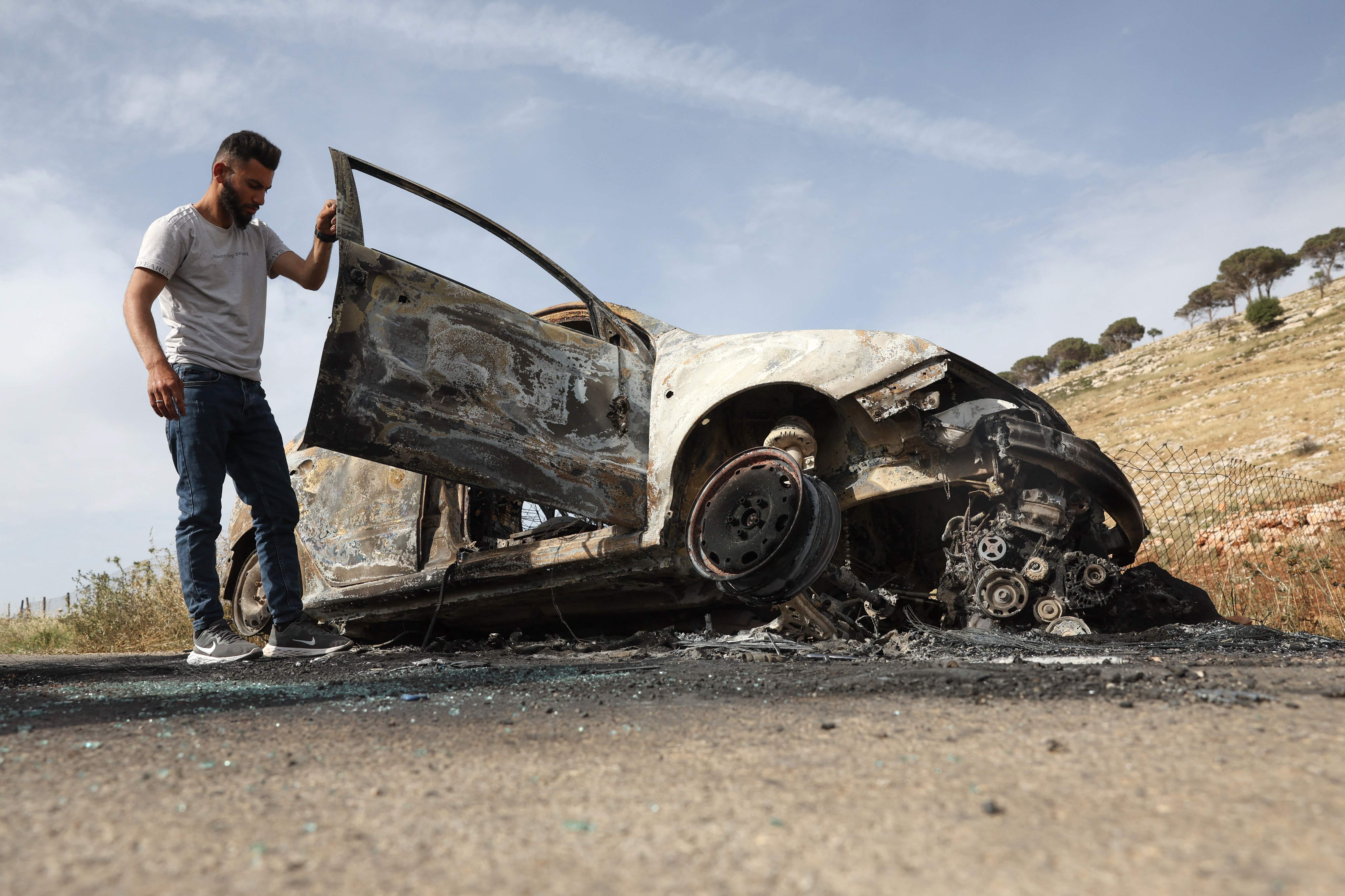 مستوطنون يحرقون مركبات وممتلكات المواطنين في قرية المغير شرق رام الله .. تصوير: "الفرنسية"