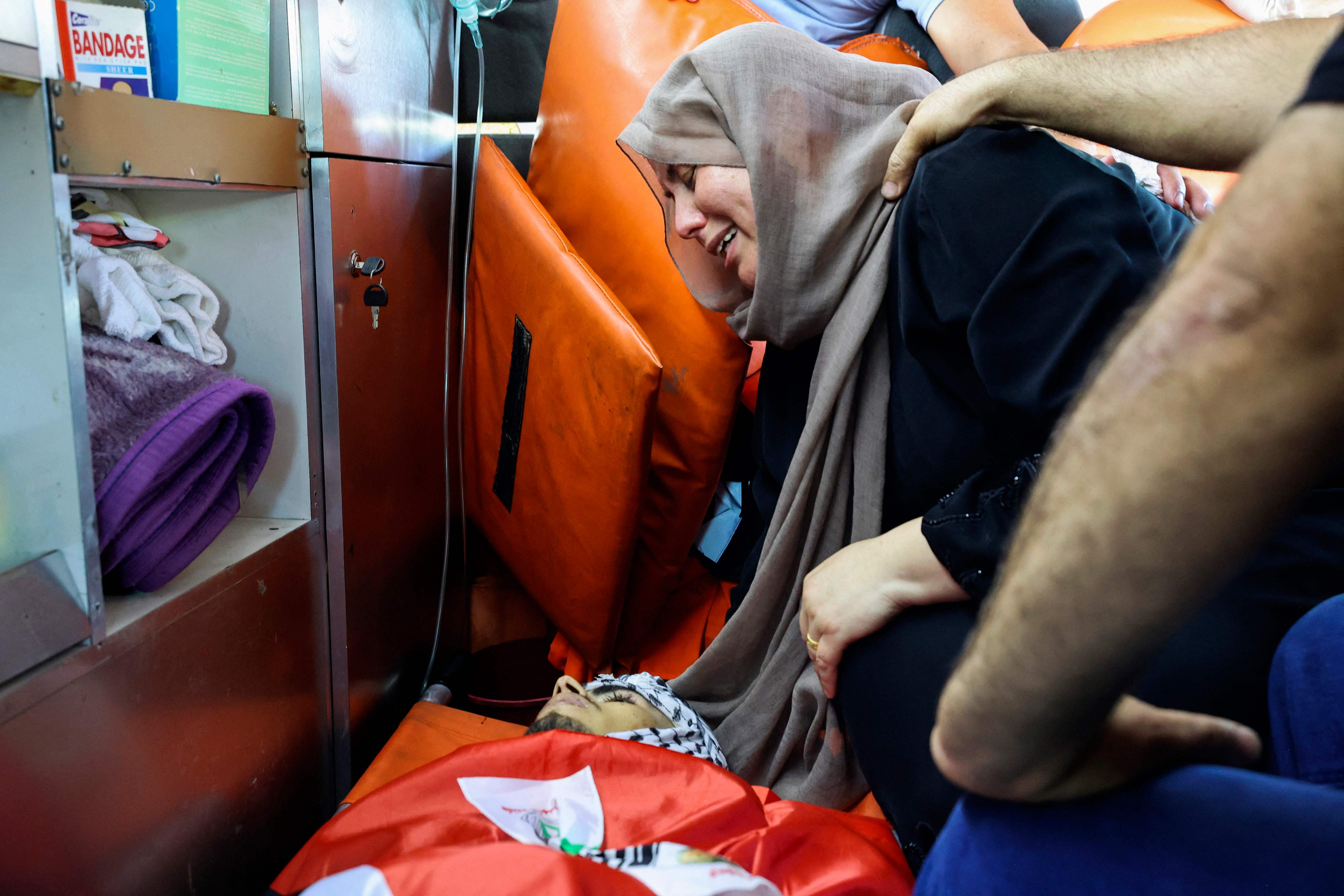 من تشييع الشهيد فوزي مخالفة في سبسطية قضاء نابلس .. تصوير: "الفرنسية"