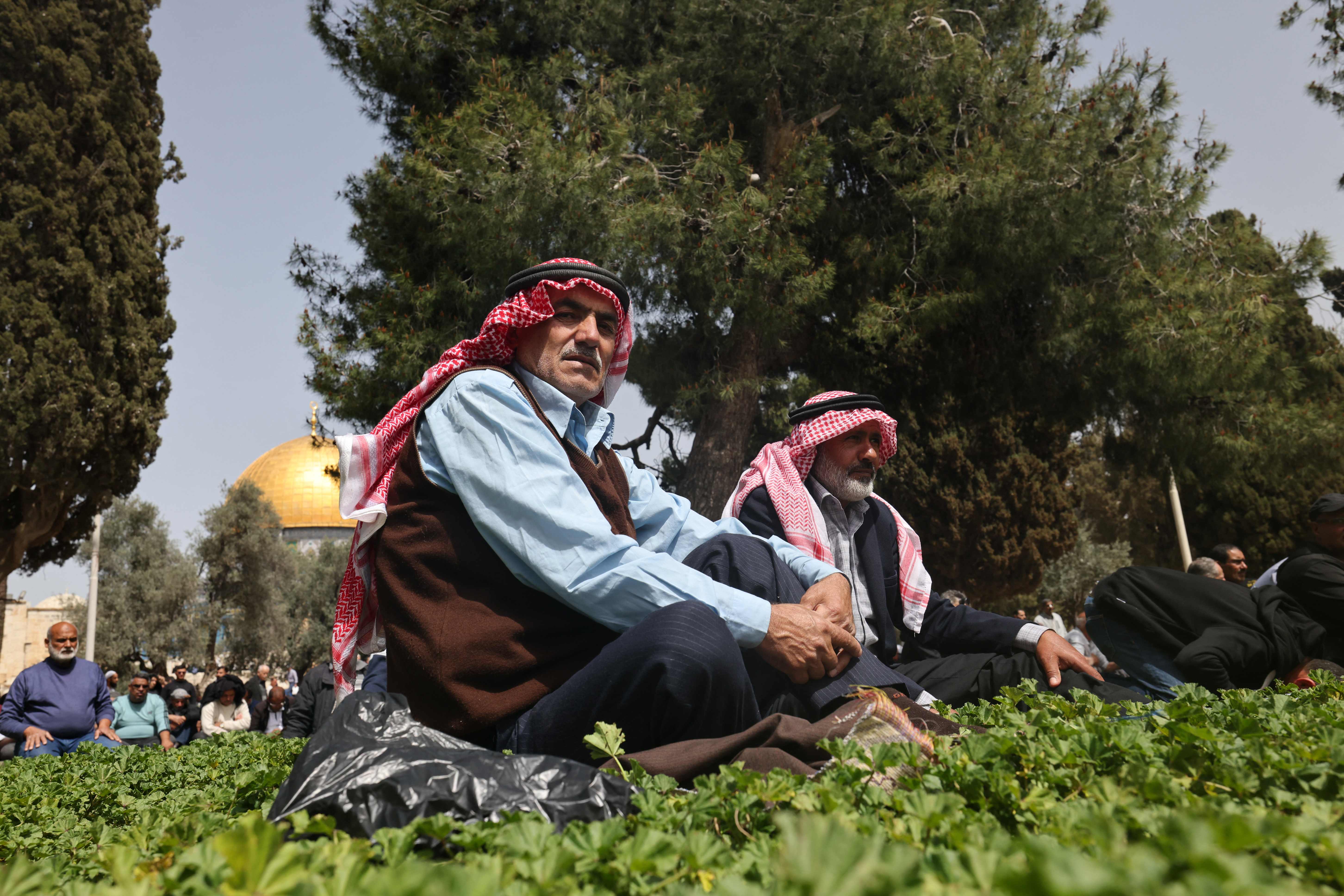 100 ألف فلسطيني أدوا صلاة الجمعة الأولى من شهر رمضان في المسجد الأقصى .. تصوير: "الفرنسية"