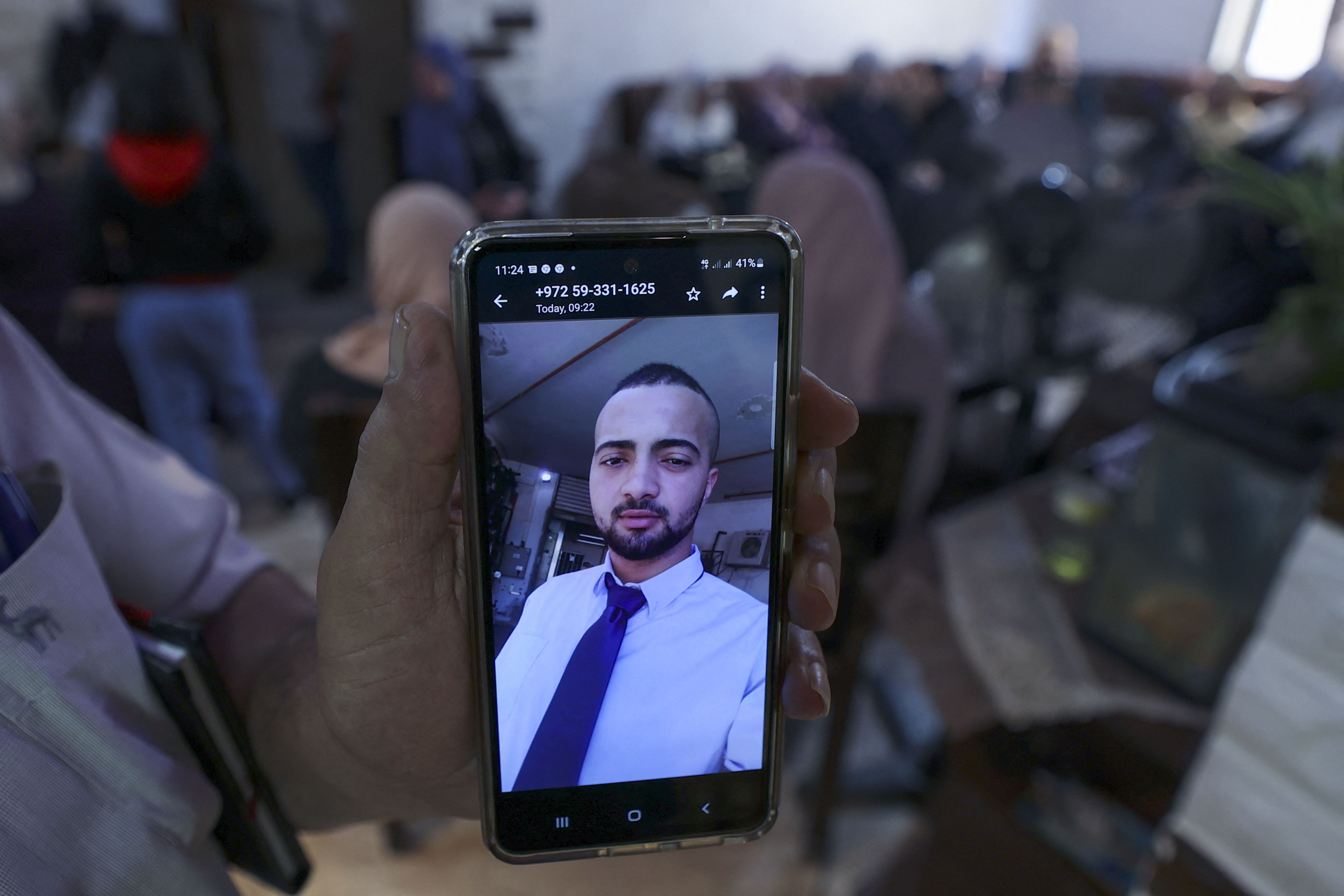 من منزل الشهيد محمد شحام الذي أعدمته قوات الاحتلال أمس في كفر عقب بالقدس المحتلة .. تصوير: "الفرنسية"