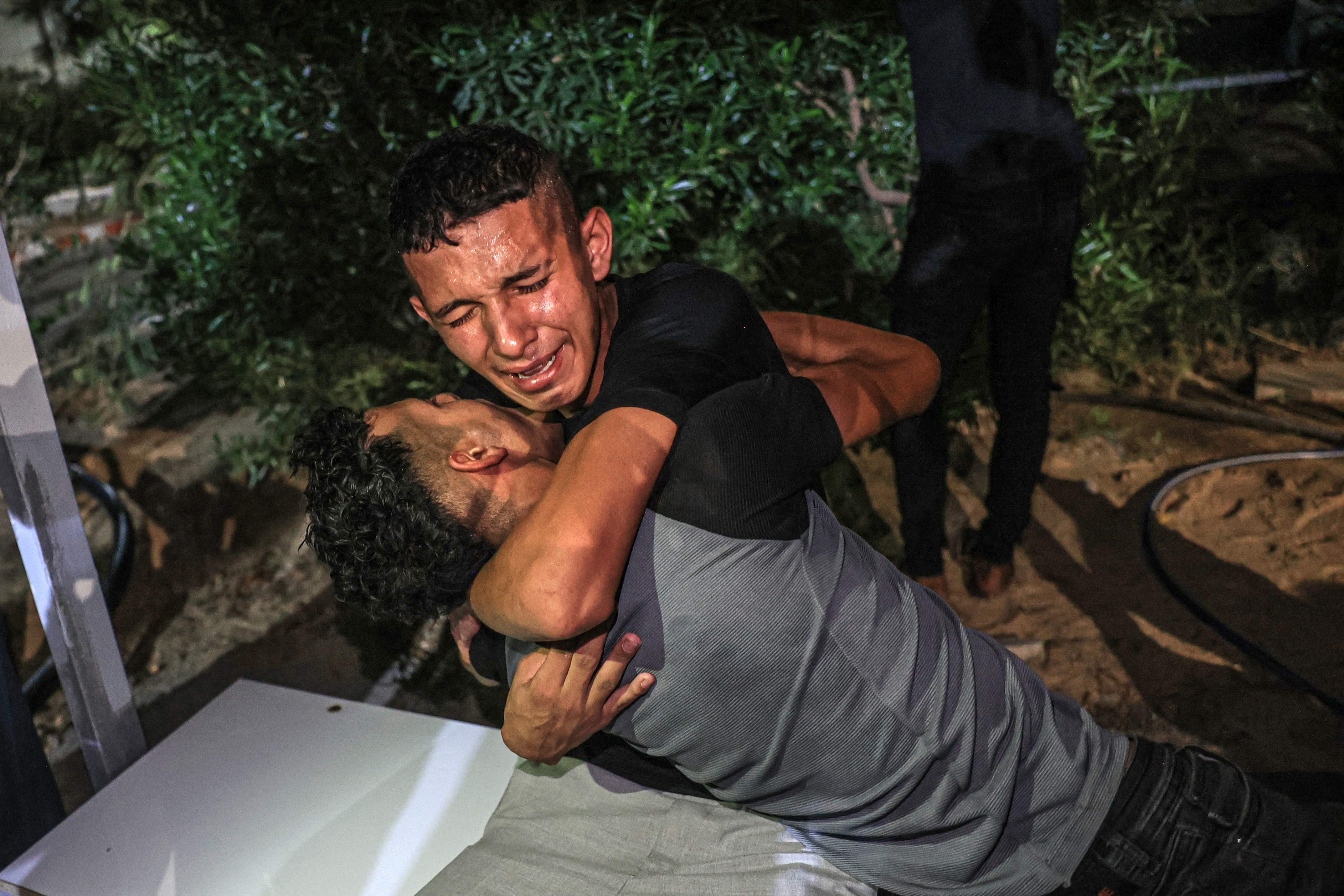 لحظات مؤثرة لوداع الشهيد يوسف رضوان الذي استشهد برصاص الاحتلال شرق خانيونس .. تصوير: "الفرنسية"