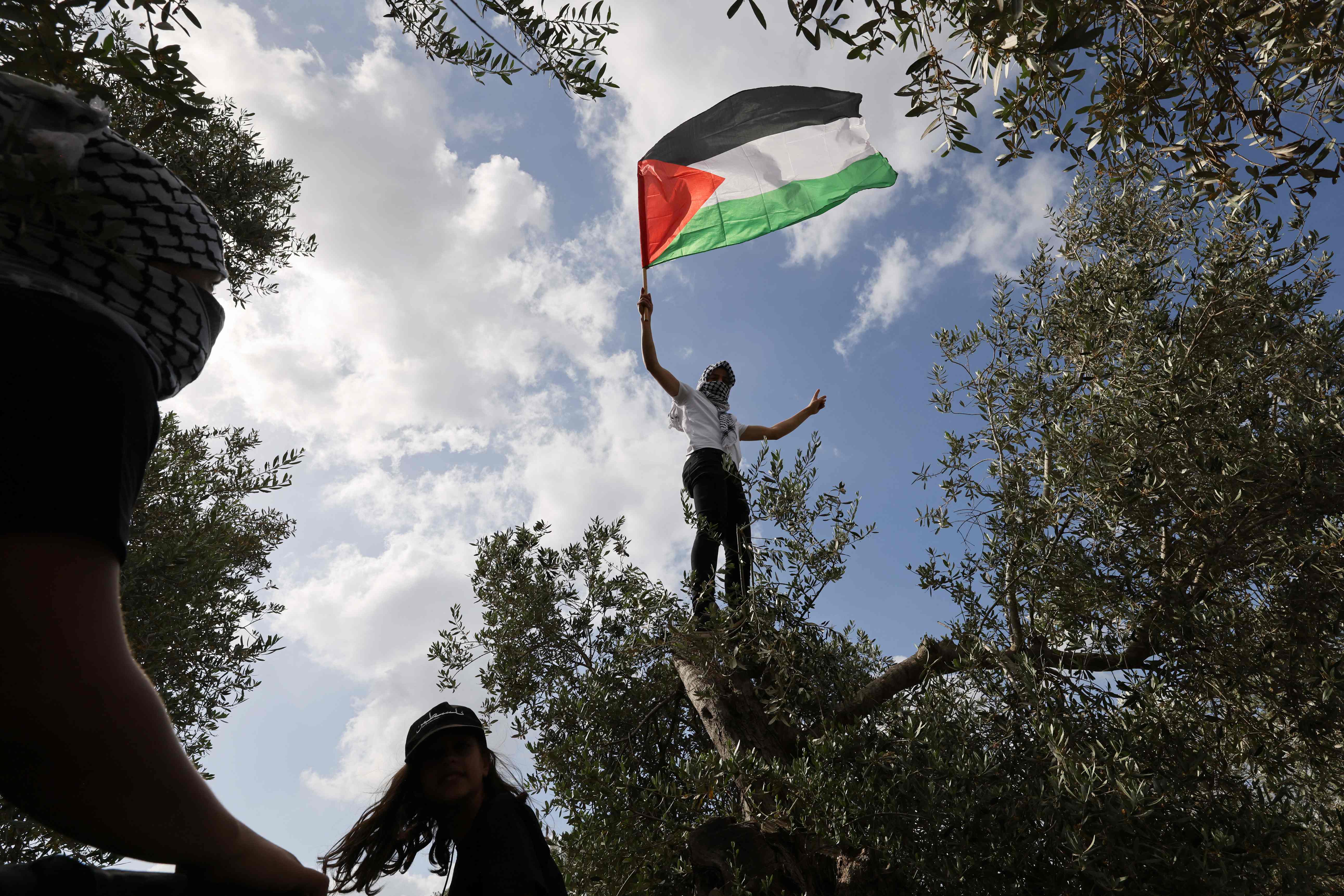 فلسطينيو الداخل ينظمون مسيرة العودة الـ 25 في قرية ميعار المهجرة .. تصوير: "الفرنسية"
