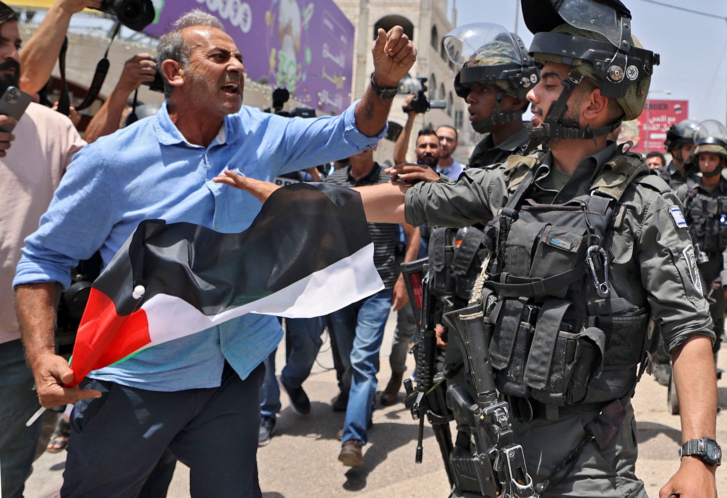الاحتلال يهاجم المواطنين في حوارة لرفعهم العلم الفلسطيني .. تصوير: "الفرنسية"