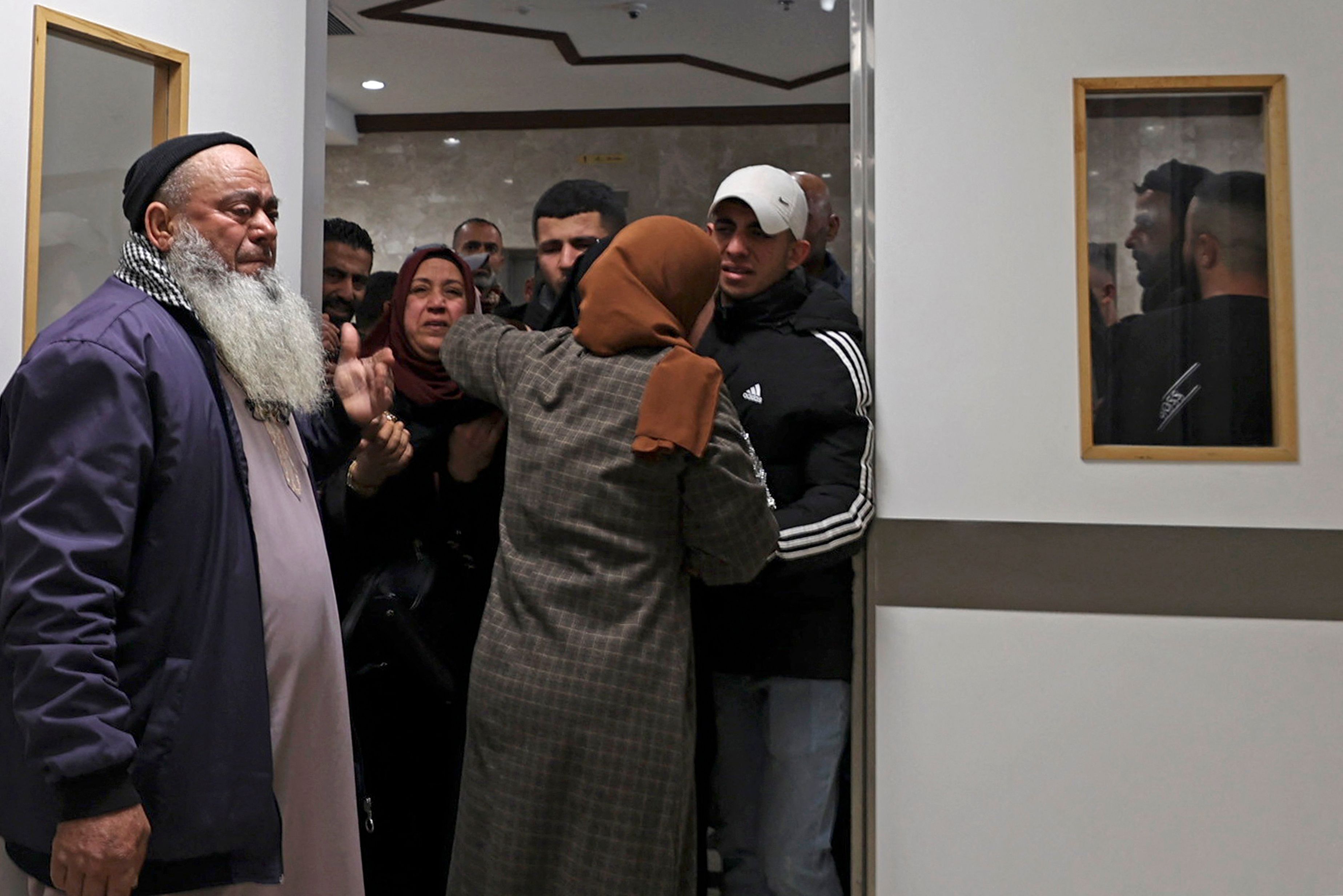الحزن يخيم على عائلة الشهيد الطفل قصي واكد في جنين .. تصوير: "الفرنسية"