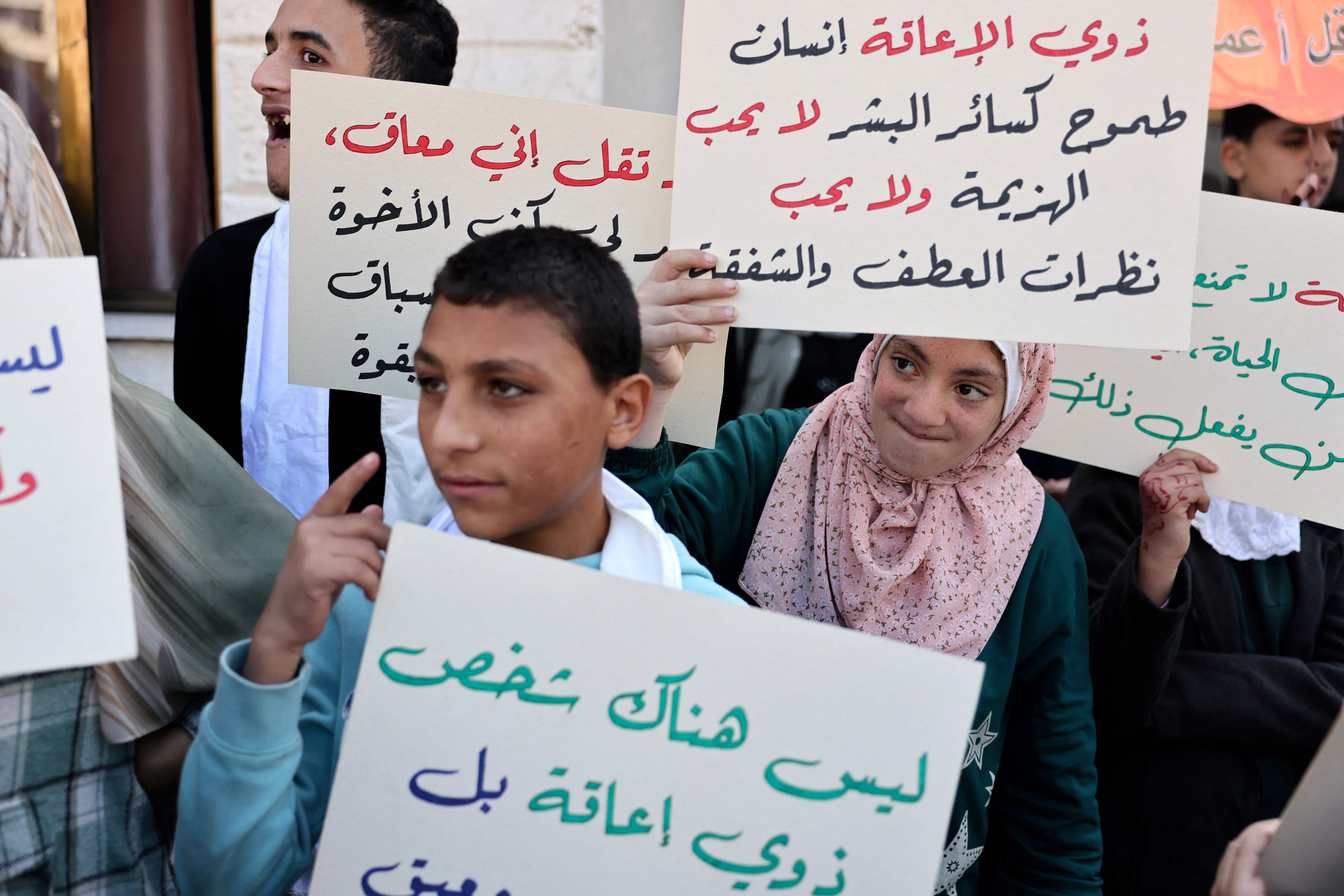 غزة: تظاهرة للمطالبة بحقوق ذوي الإعاقة في يومهم العالمي .. تصوير: "الفرنسية"
