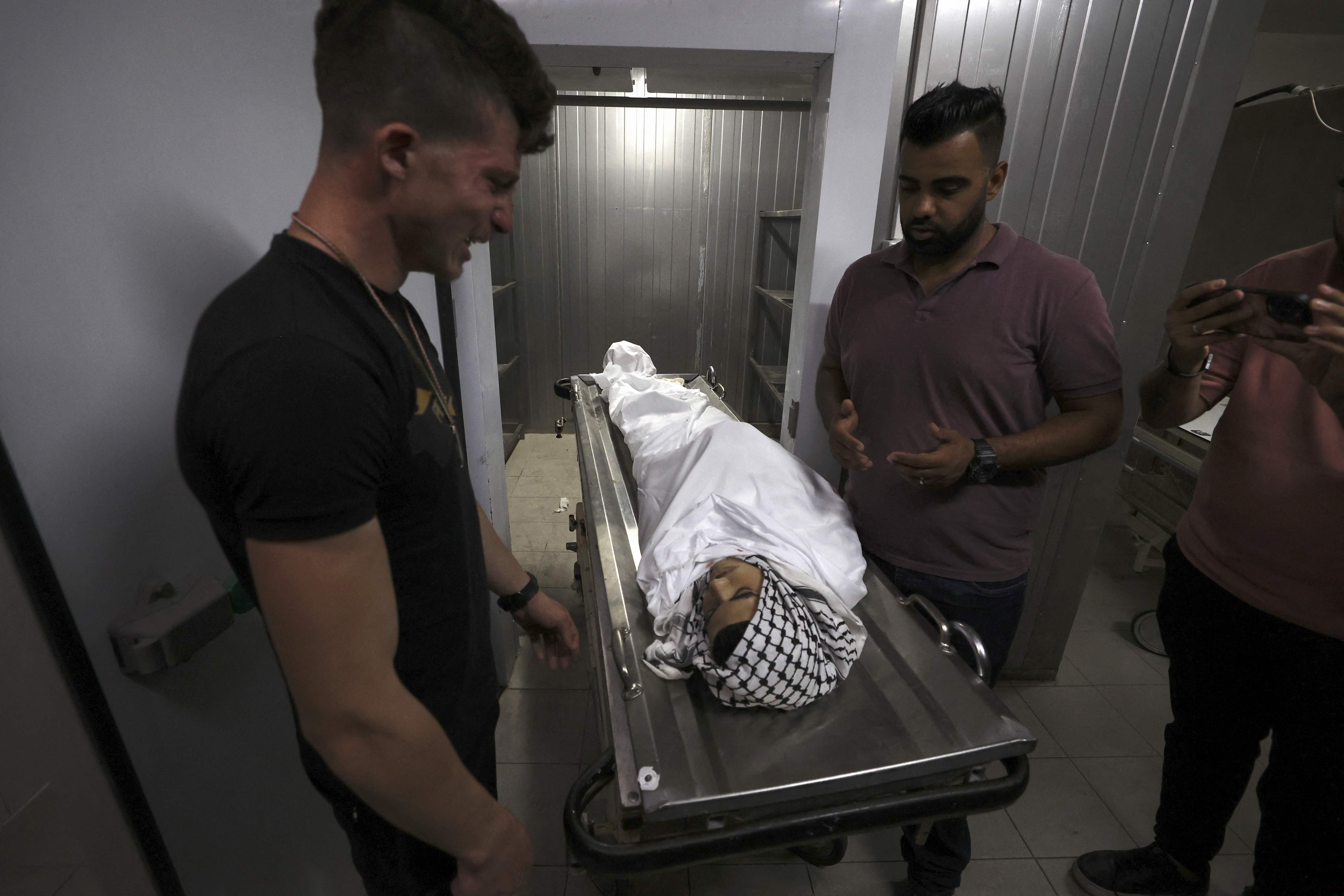 جثمان الشهيد أمجد أبو عليا (16 عامًا) الذي قتلته قوات الاحتلال شرق رام الله .. تصوير: "الفرنسية"