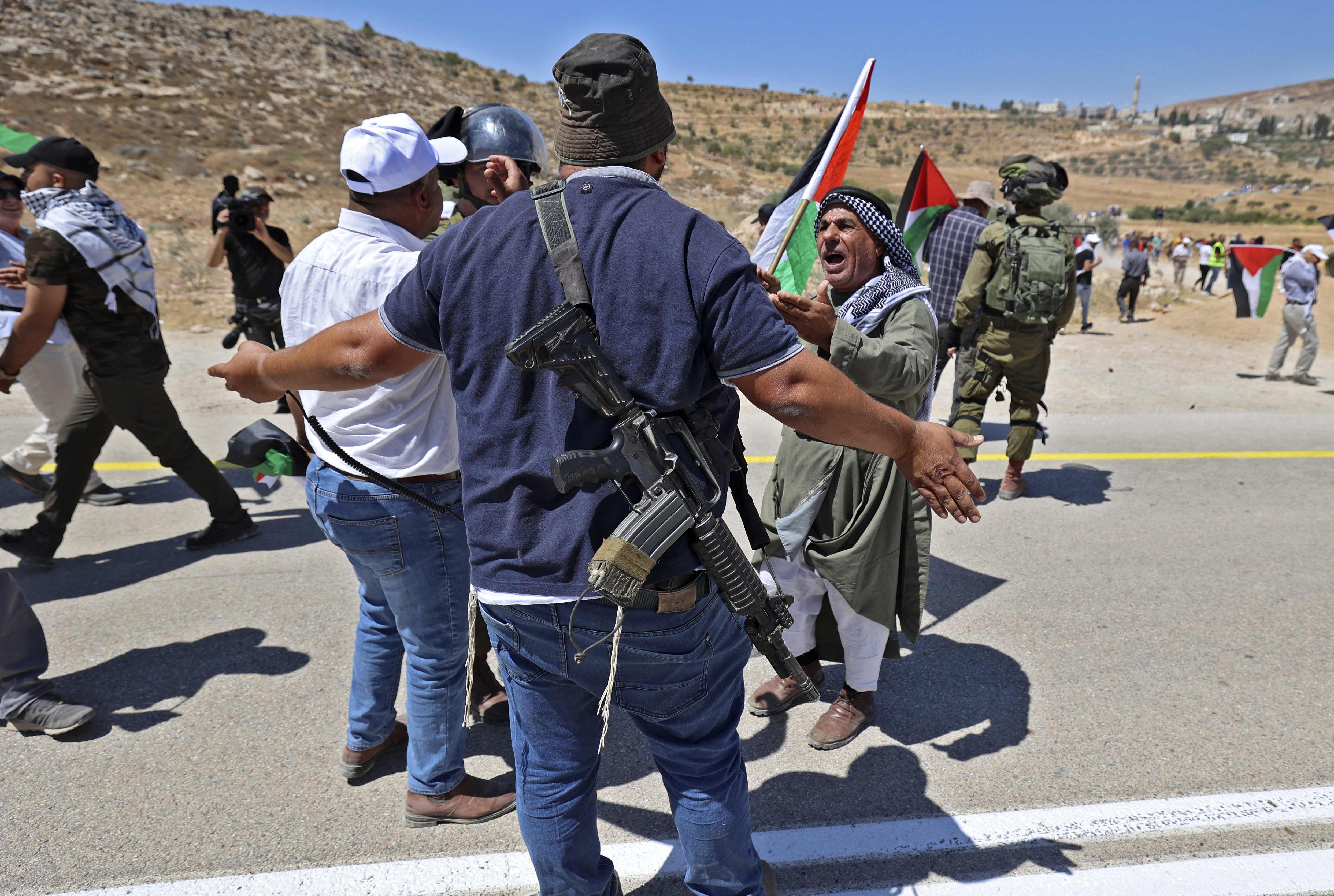 من اعتداءات قوات الاحتلال والمستوطنين على المواطنين في قرية المغير شرق رام الله .. تصوير: "الفرنسية"