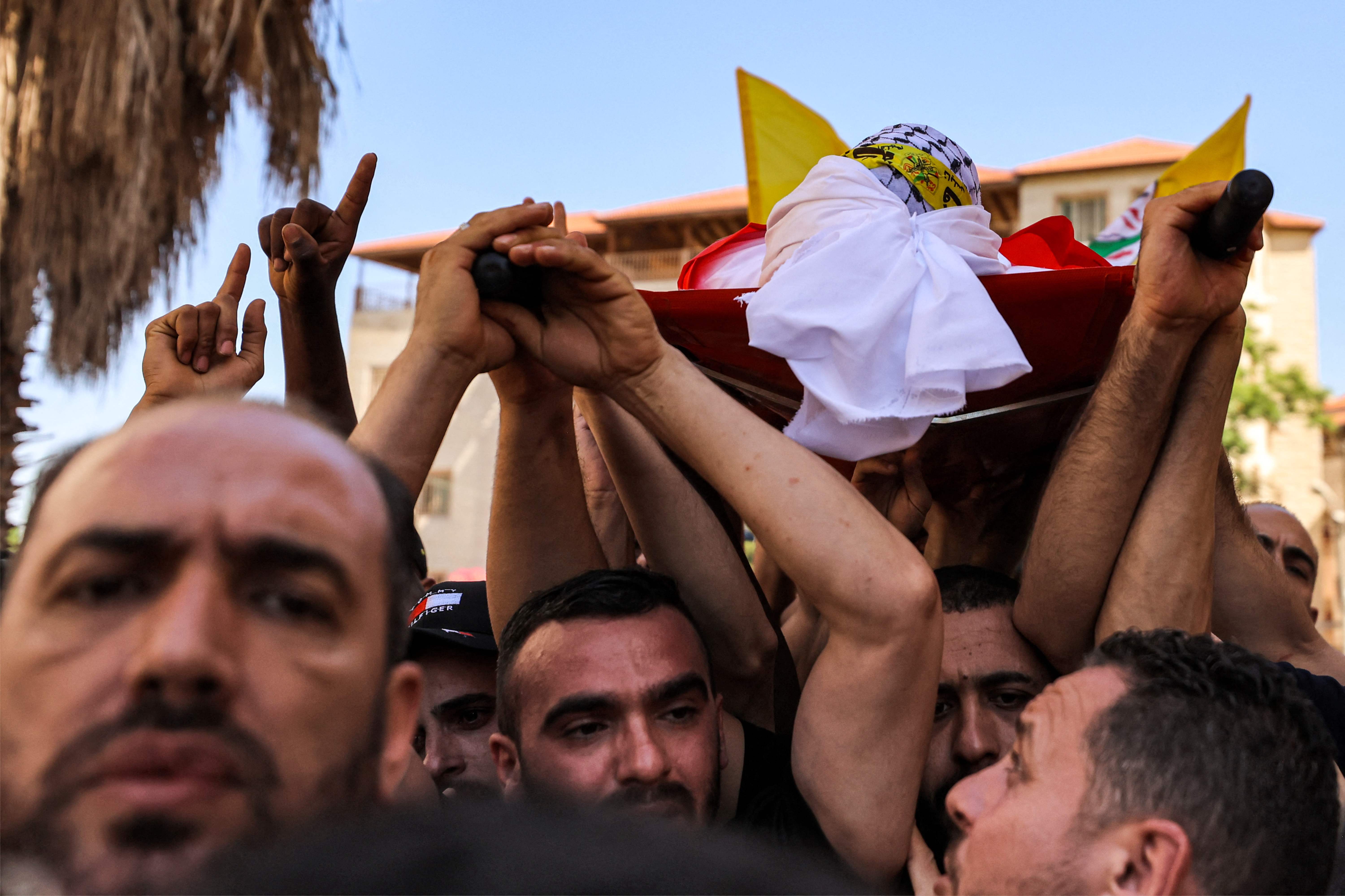 من تشييع الشهيد بدر المصري الذي استشهد فجر اليوم في نابلس .. تصوير: "الفرنسية"