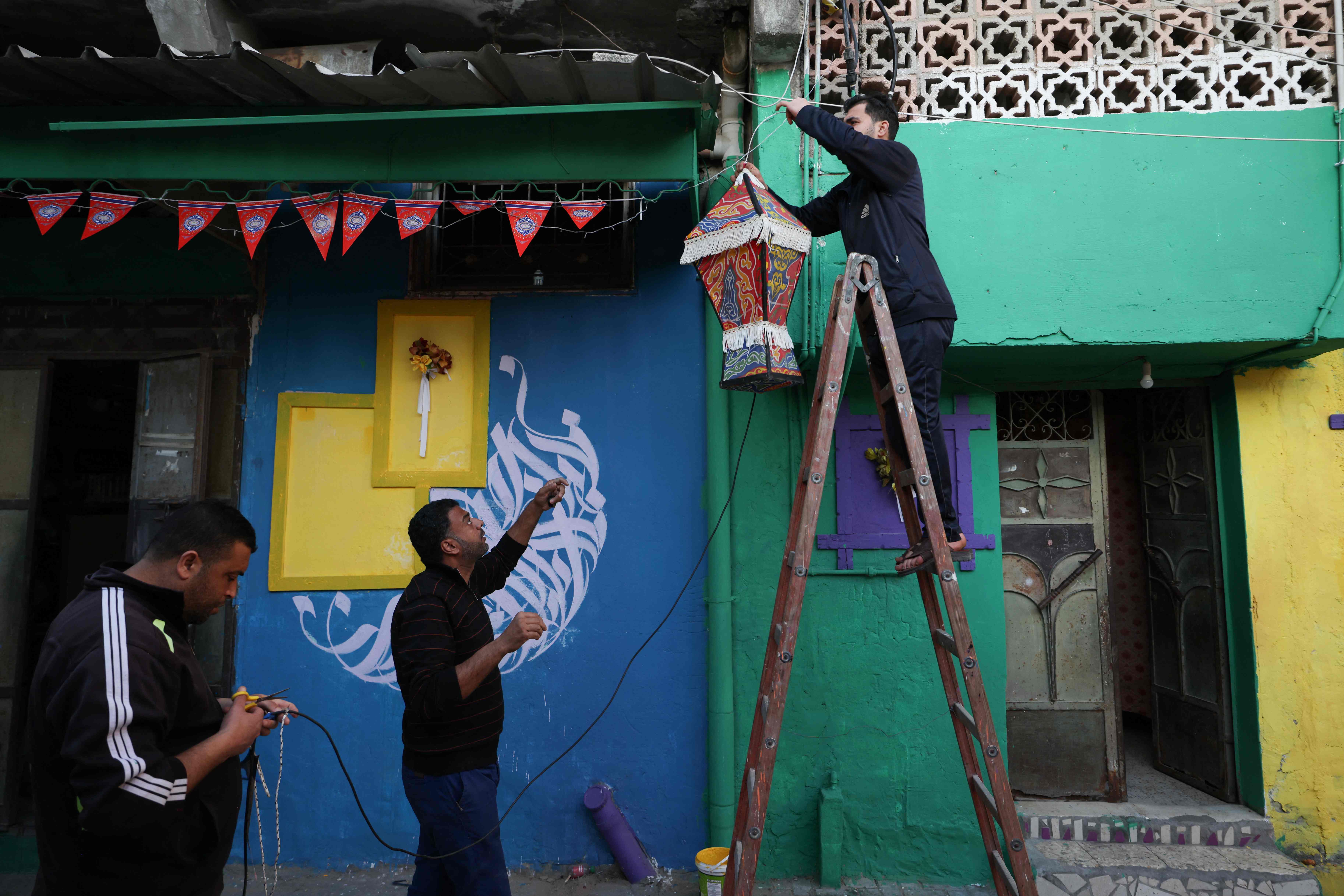 الحارة الملونة في غزة تتزين لاستقبال شهر رمضان .. تصوير: "الفرنسية"