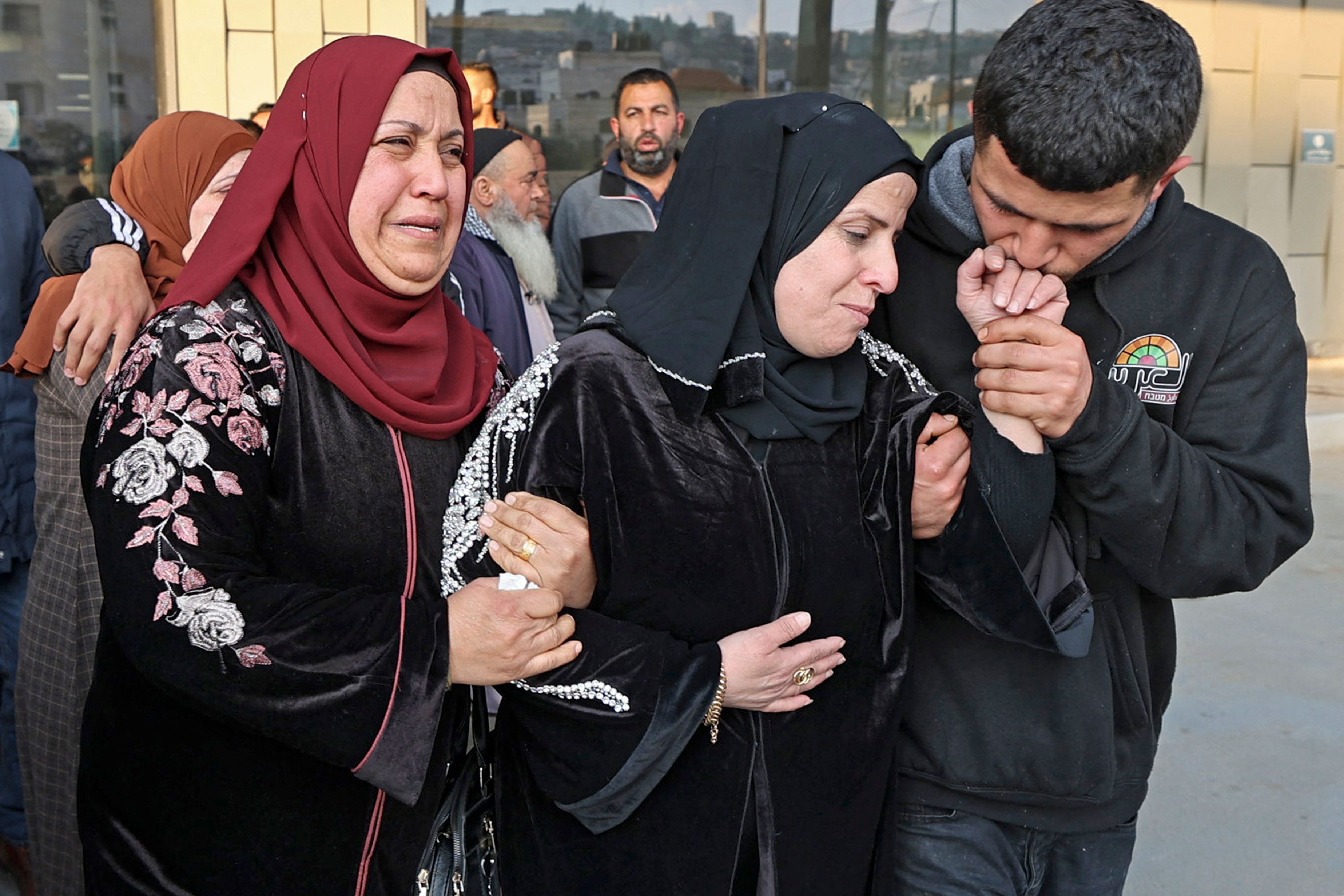الحزن يخيم على عائلة الشهيد الطفل قصي واكد في جنين .. تصوير: "الفرنسية"