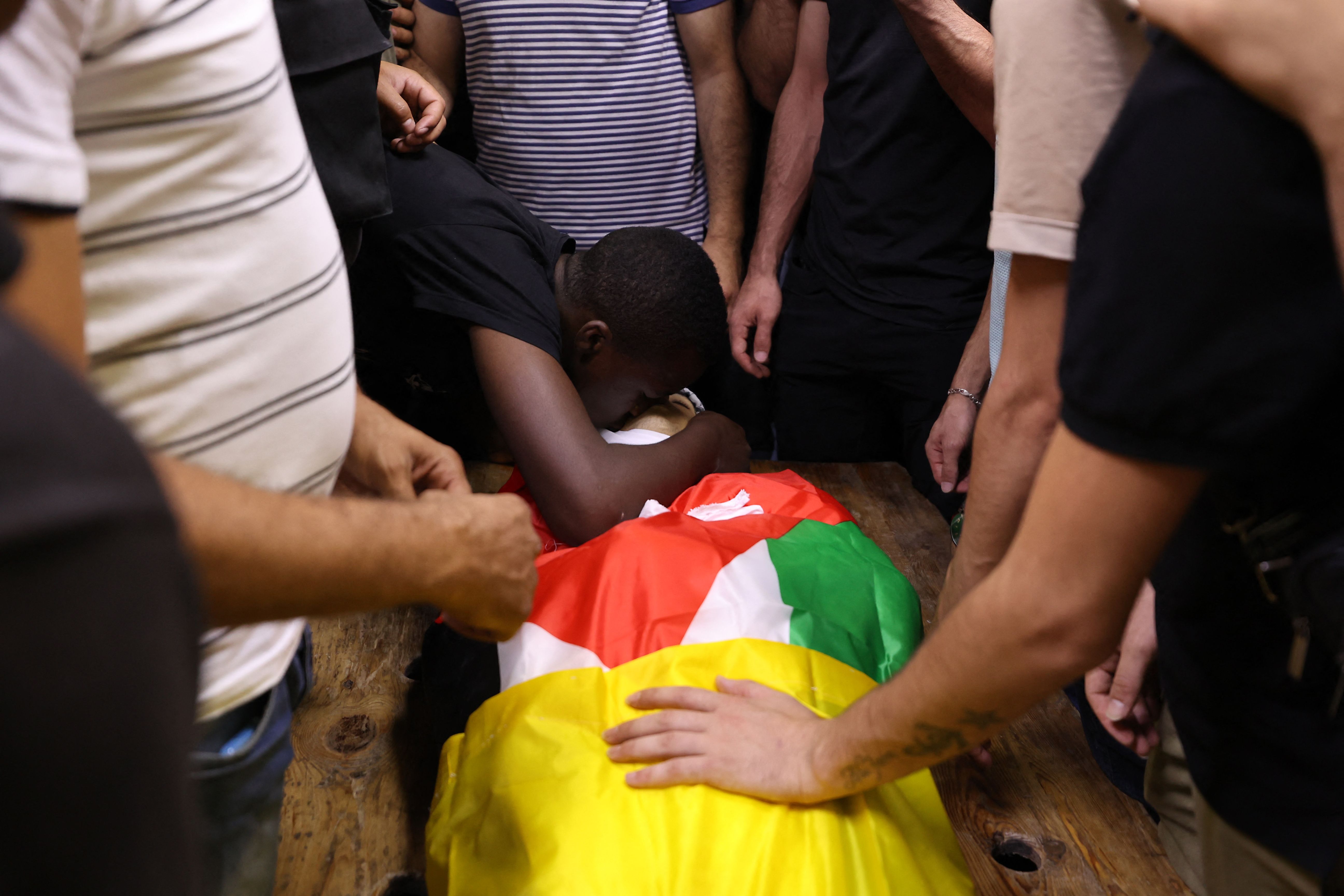 من تشييع الشهيد بدر المصري الذي استشهد فجر اليوم في نابلس .. تصوير: "الفرنسية"