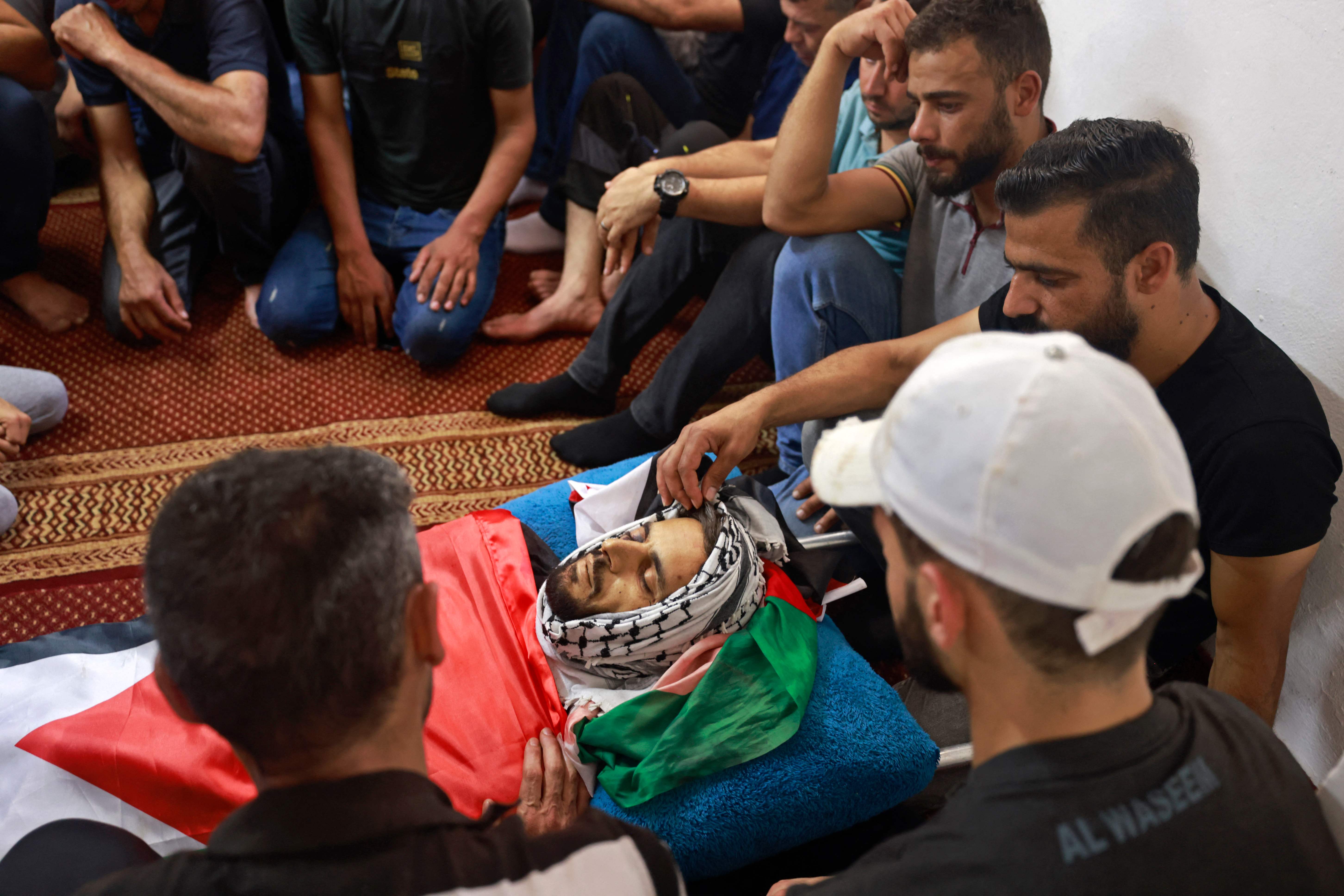 من اشييع الشهيد عبد الرحيم غنام في طوباس .. تصوير: "الفرنسية"
