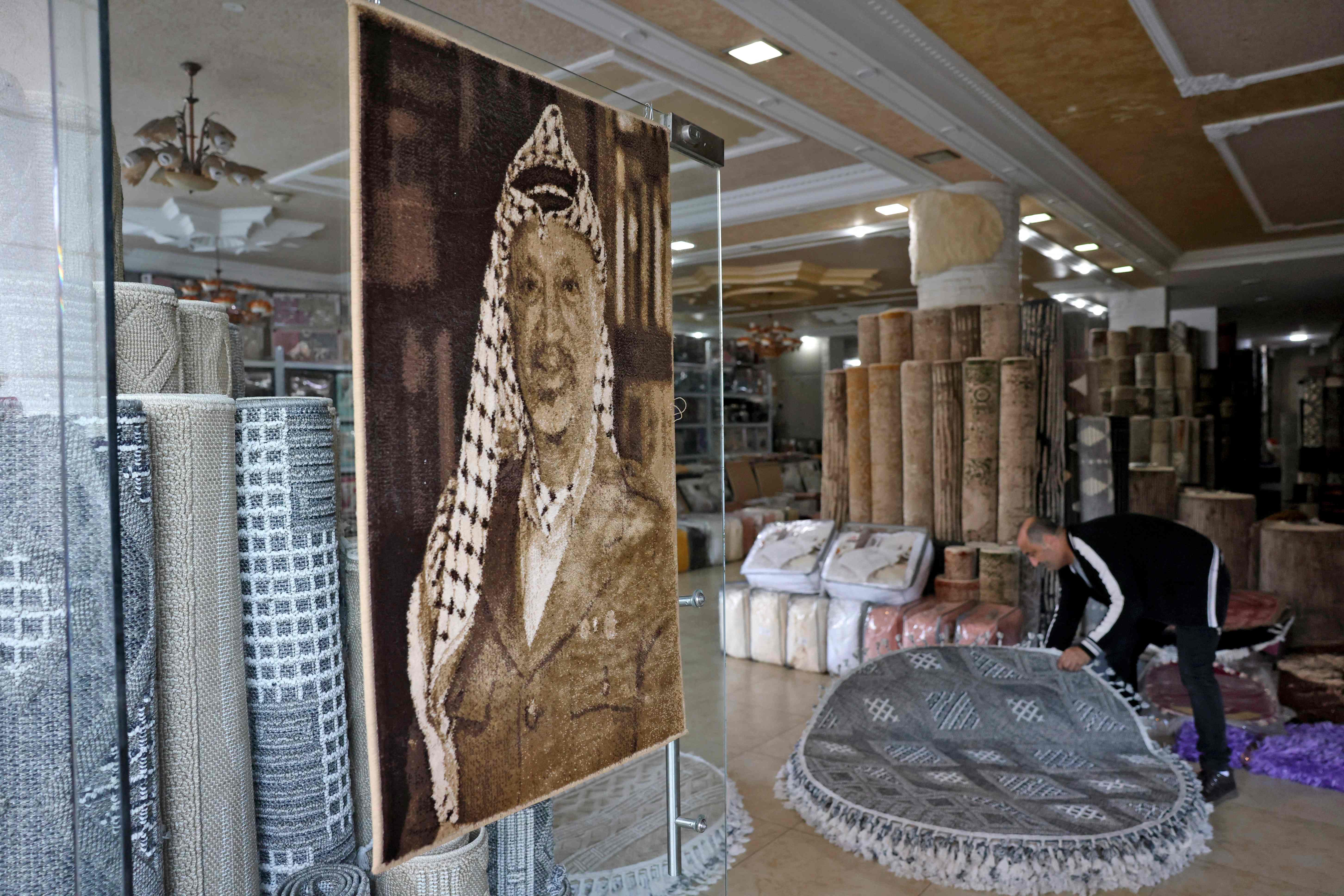  فلسطينيون يستذكرون رئيسهم الراحل ياسر عرفات بعد 18 عامًا على استشهاده.. تصوير: "الفرنسية" 