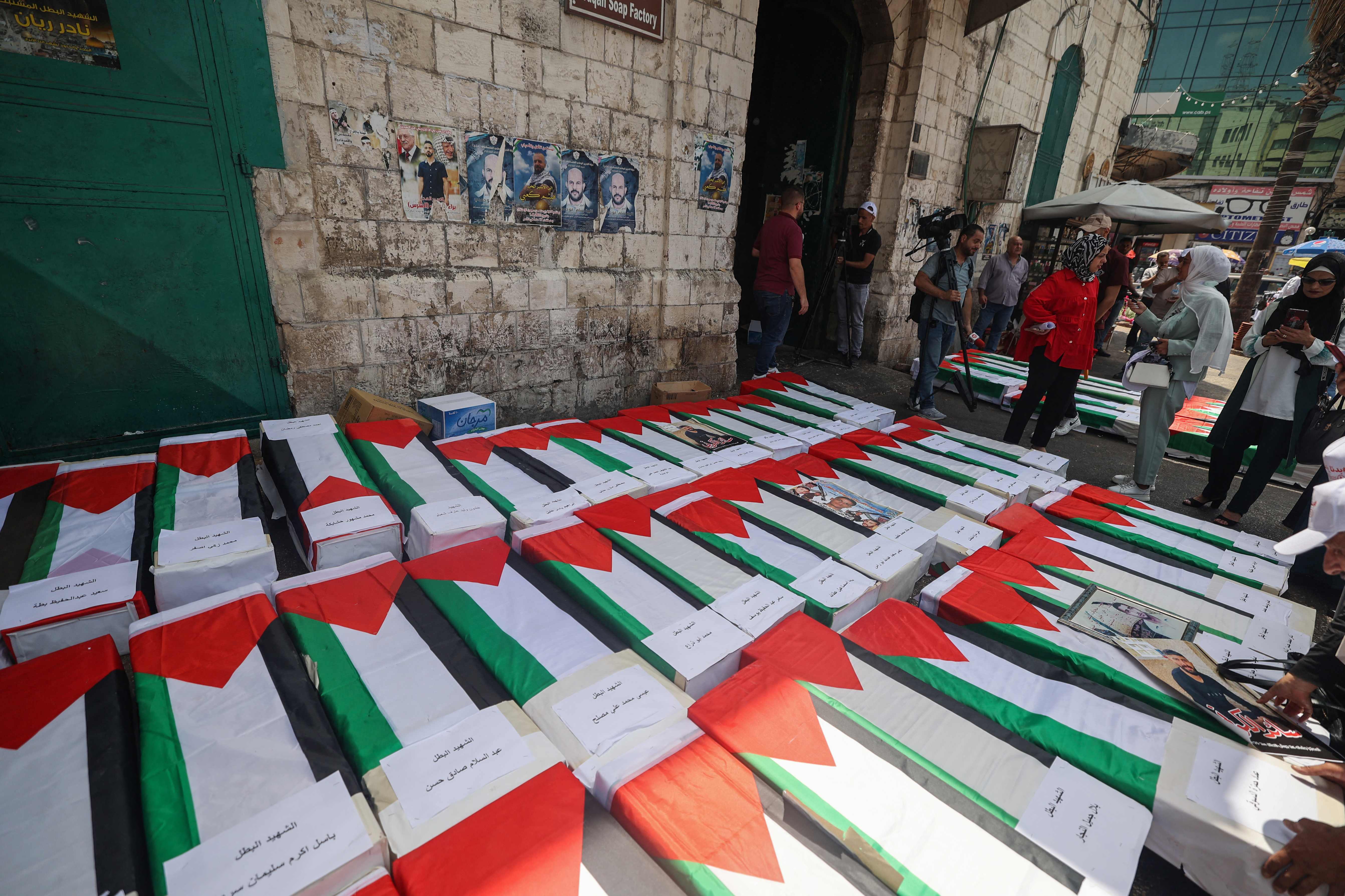 فلسطينيون يشاركون في حملة للمطالبة باسترداد جثامين الشهداء المحتجزة من قبل الاحتلال .. تصوير: "الفرنسية"