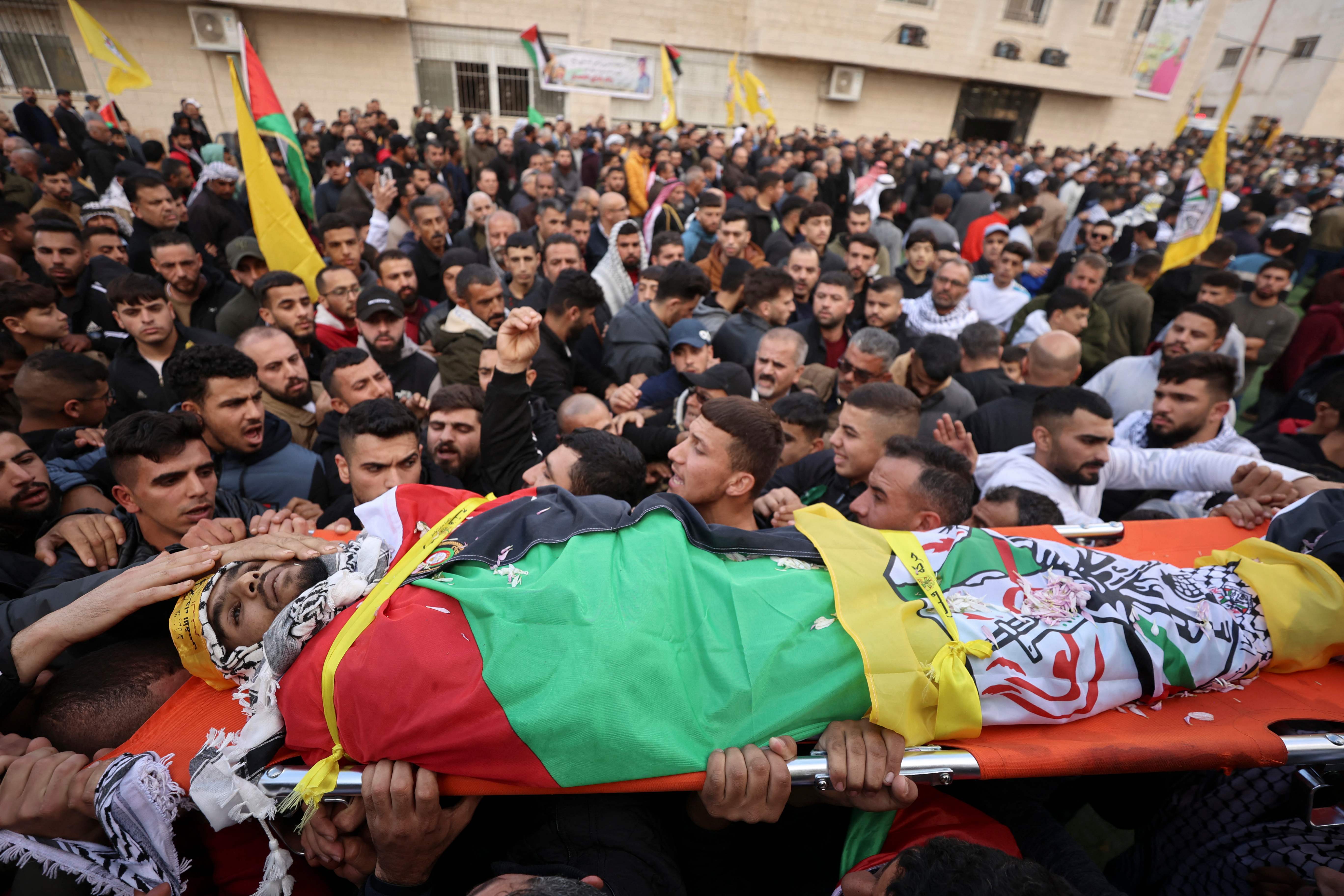 من تشييع الشهيد رائد النعسان في المغير برام الله .. تصوير: "الفرنسية"