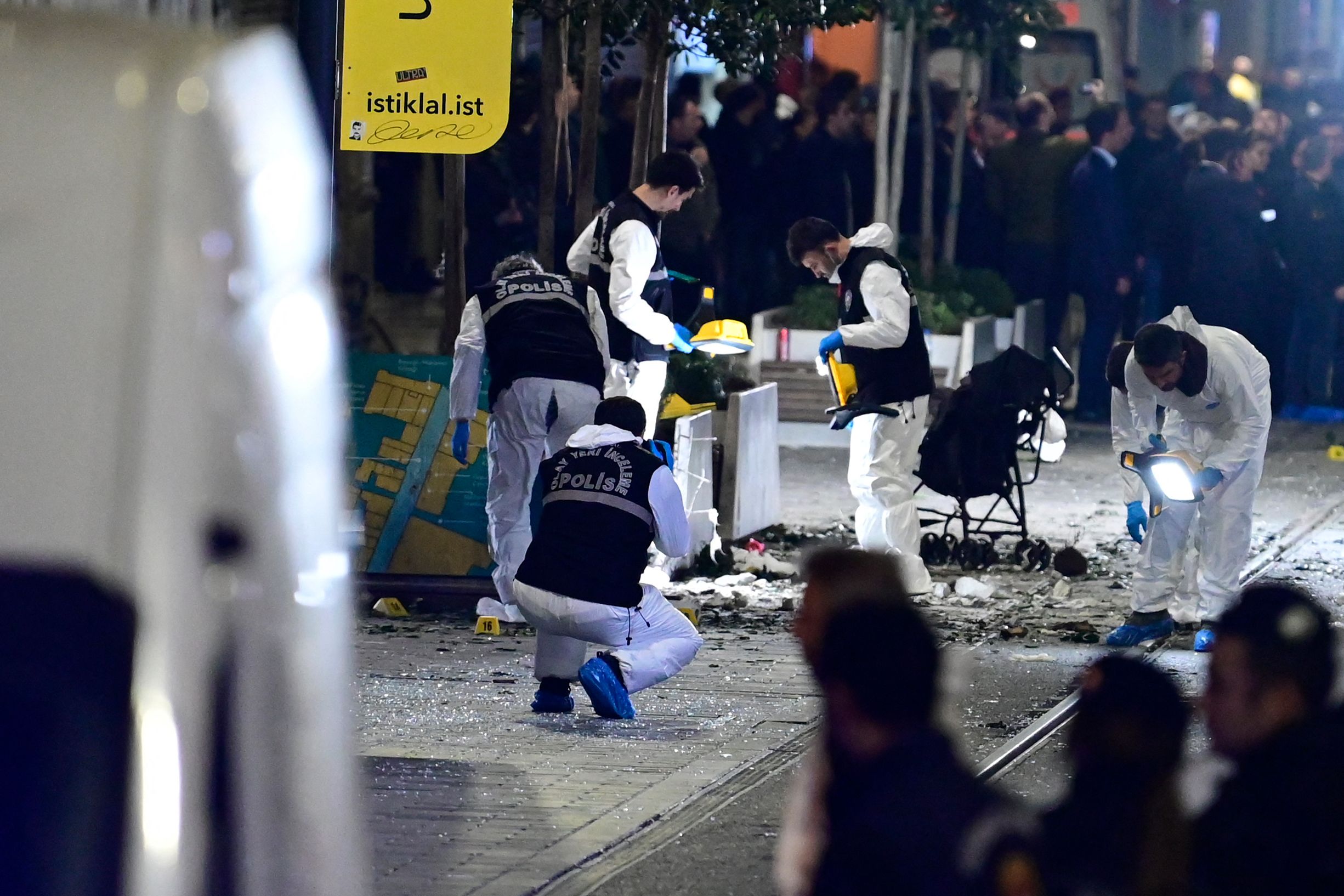 من مكان الهجوم التفجيري في اسطنبول .. تصوير: "الفرنسية"