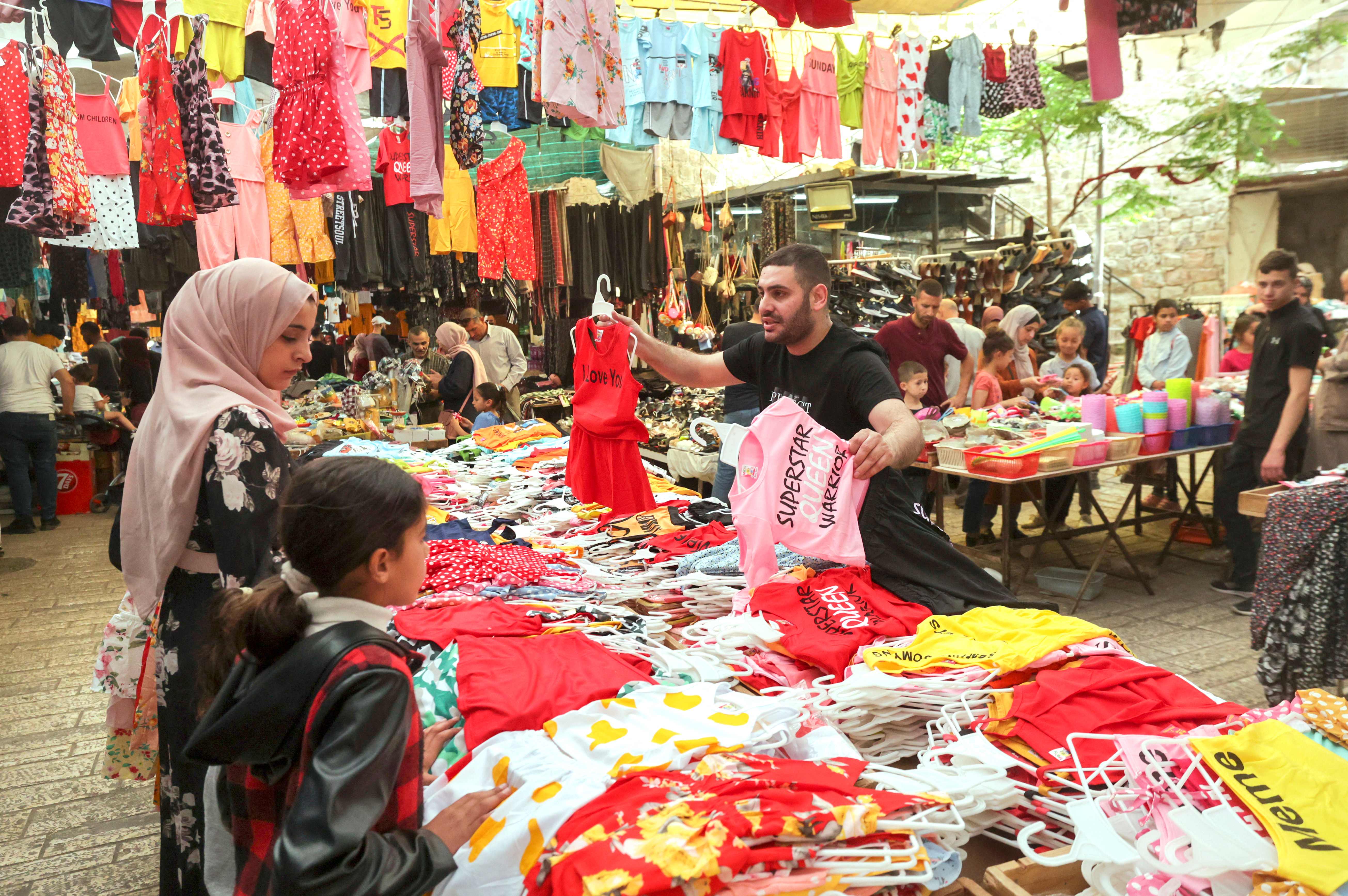 ازدحام في الأسواق الفلسطينية قبل يوم من عيد الفطر السعيد .. تصوير: "الفرنسية"
