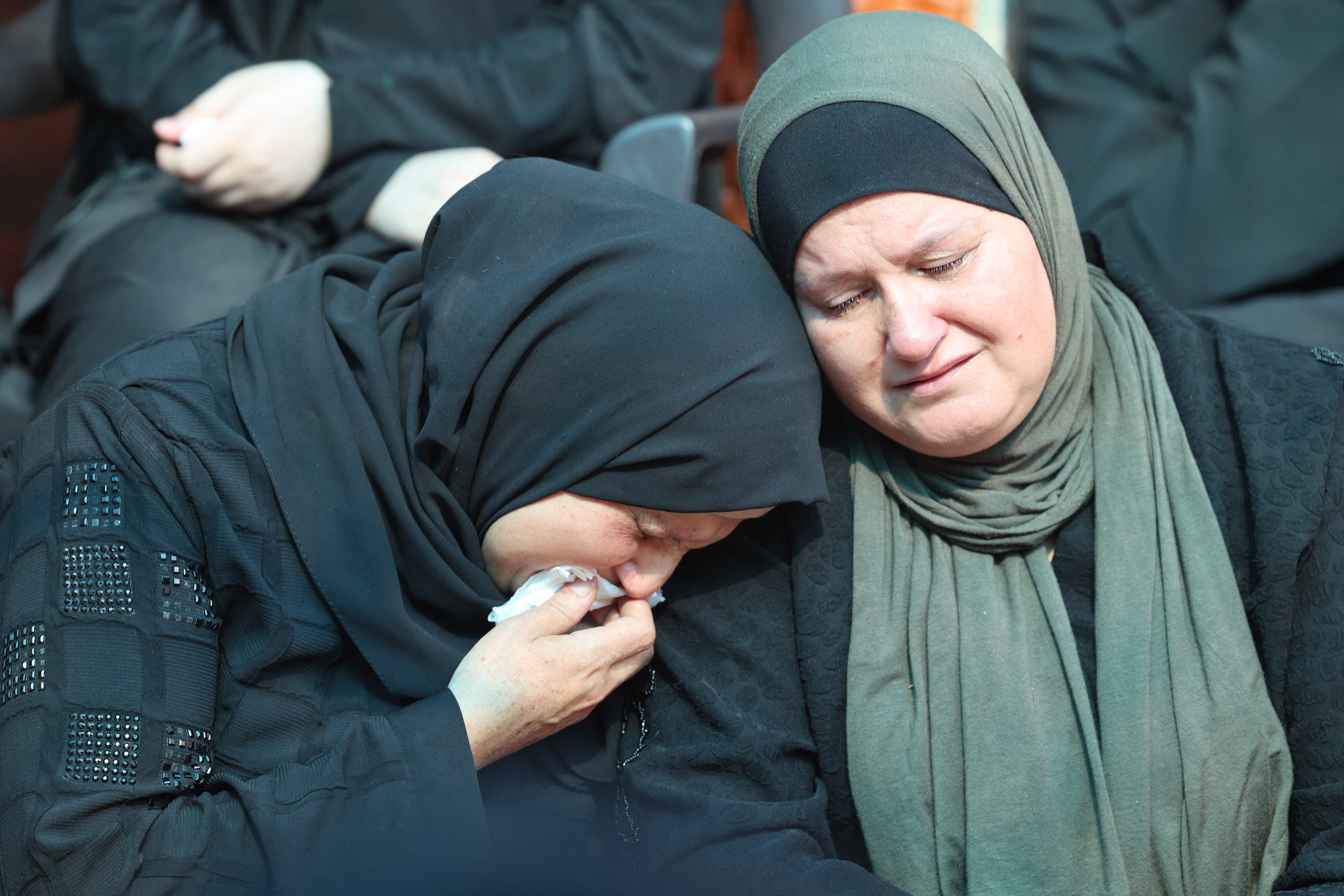 الحزن يخيم على عائلة الشهيد محمد مرعي في جنين .. تصوير: "الفرنسية"