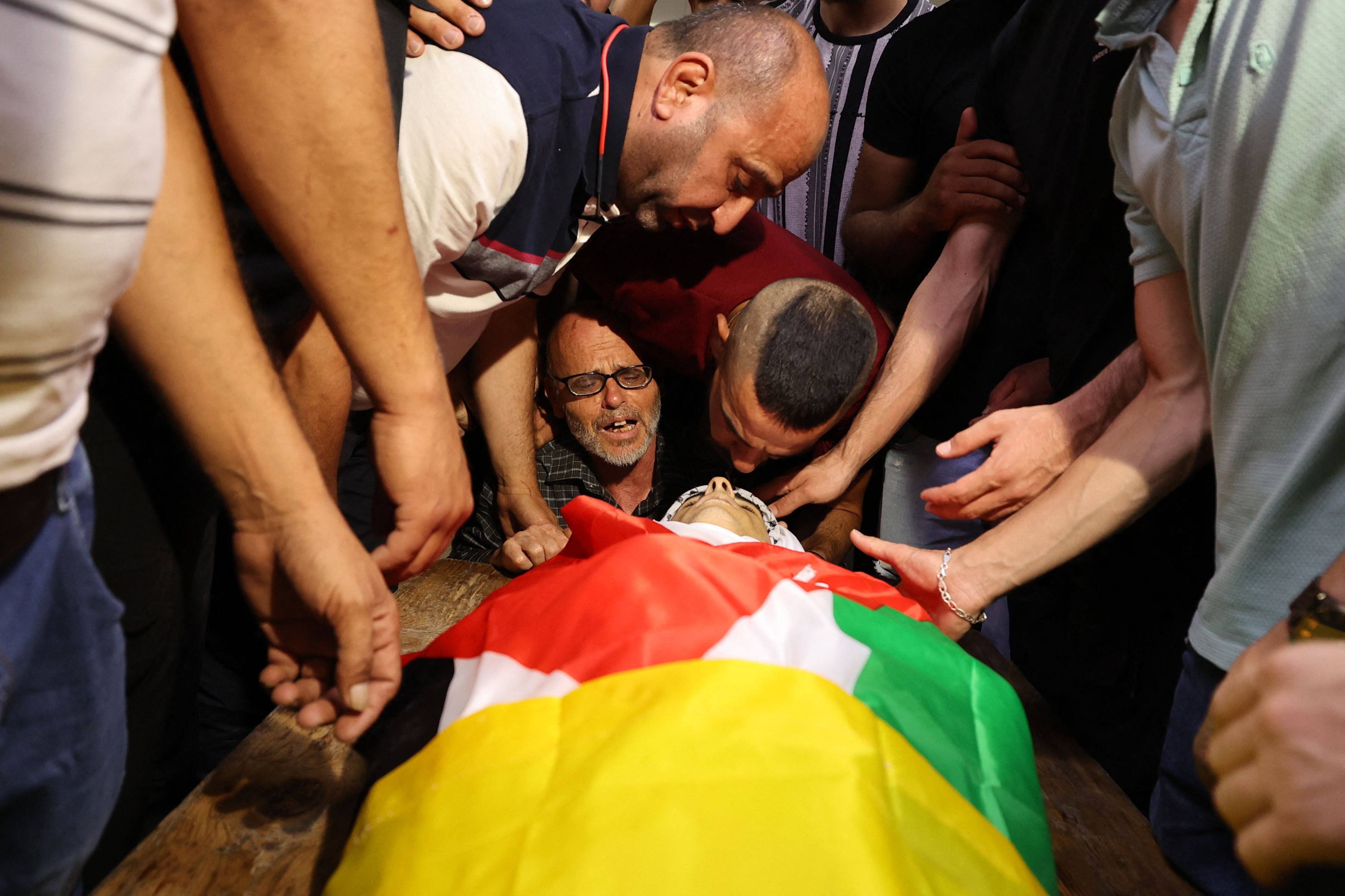من تشييع الشهيد بدر المصري الذي استشهد فجر اليوم في نابلس .. تصوير: "الفرنسية"