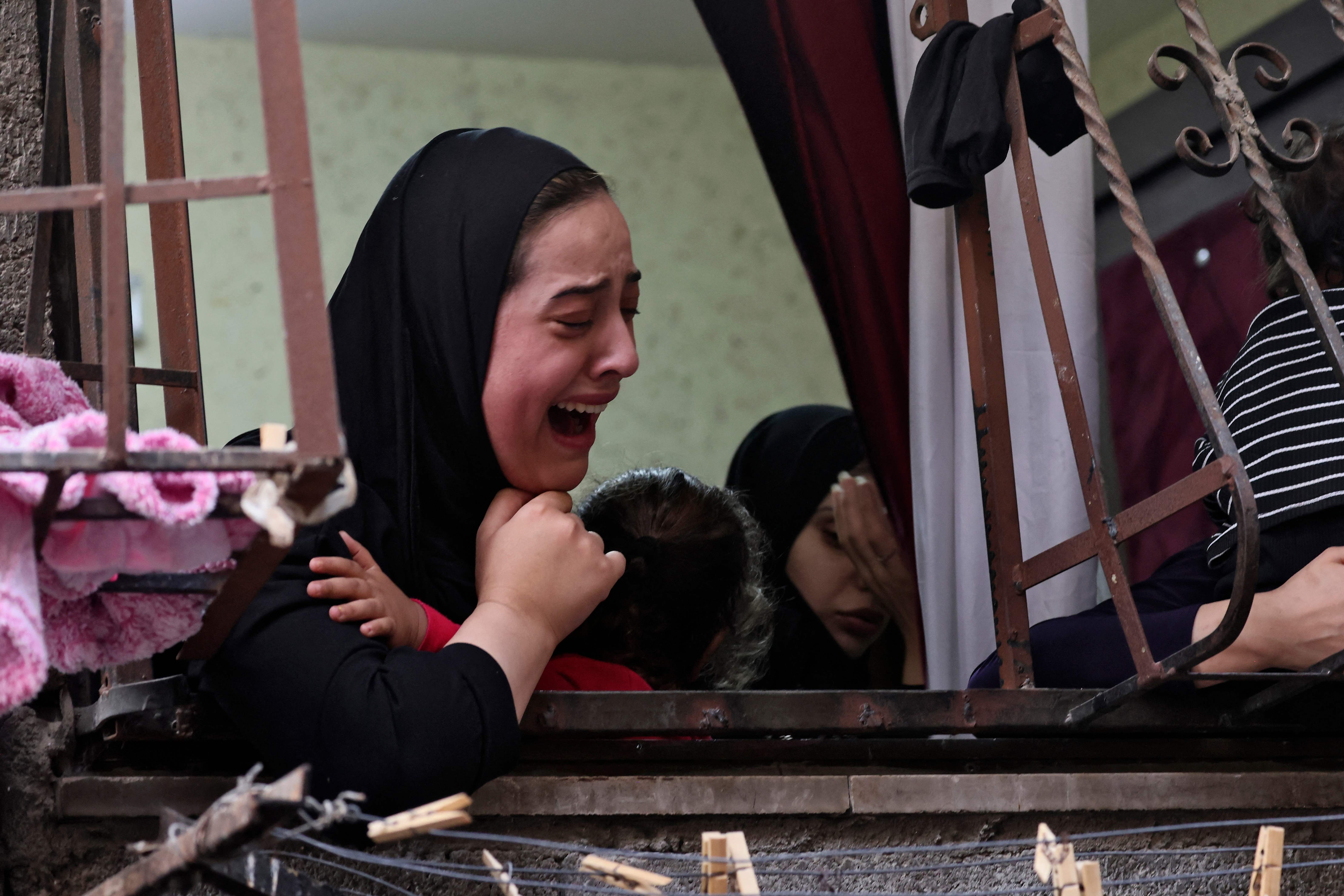 وداع مفجع للشهيد فارس حشاش في مخيم بلاطة .. تصوير: "الفرنسية"