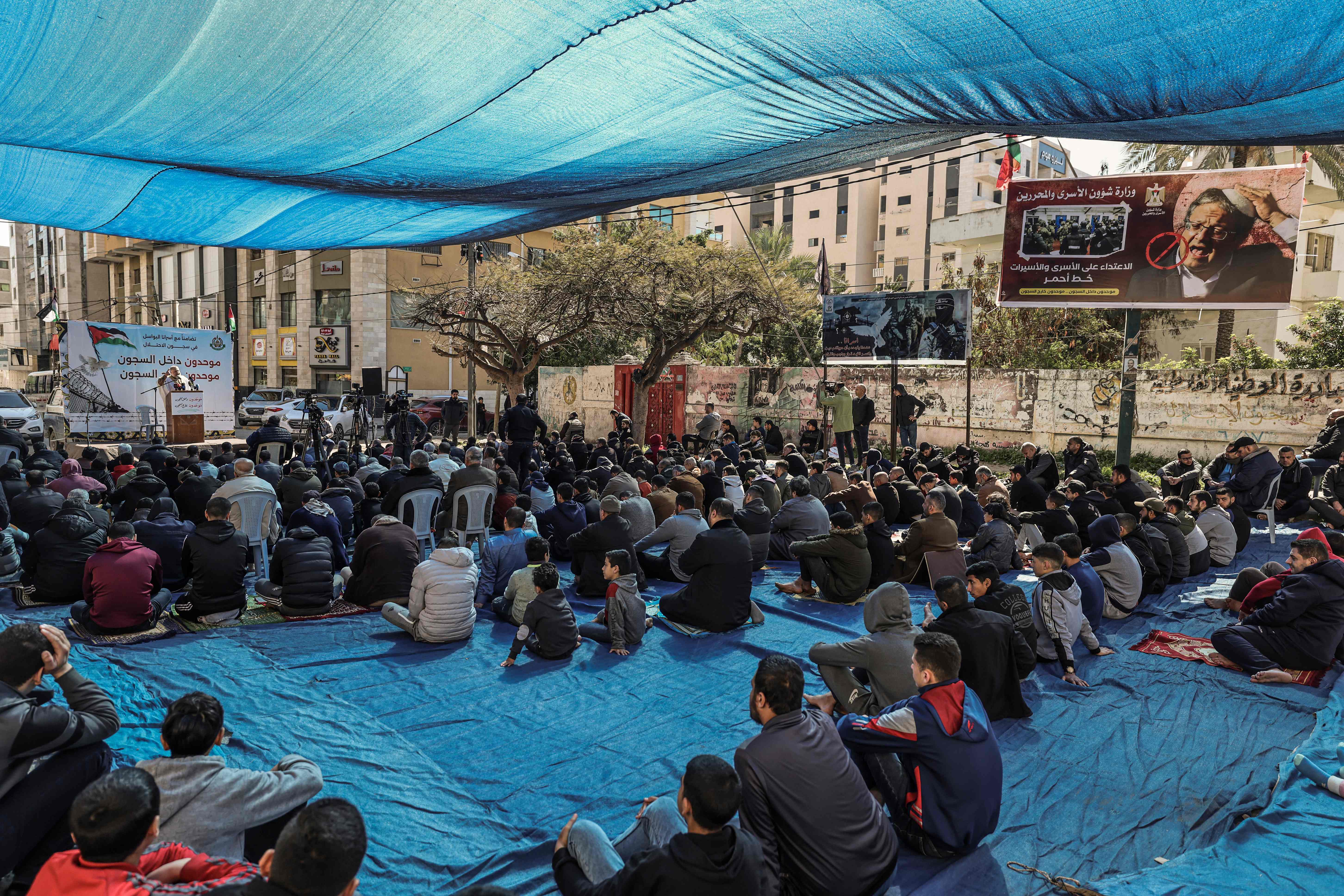 مقدسيون يؤدون صلاة الجمعة أمام بناية مهددة بالهدم في واد قدوم بحي سلوان .. تصوير: "الفرنسية"