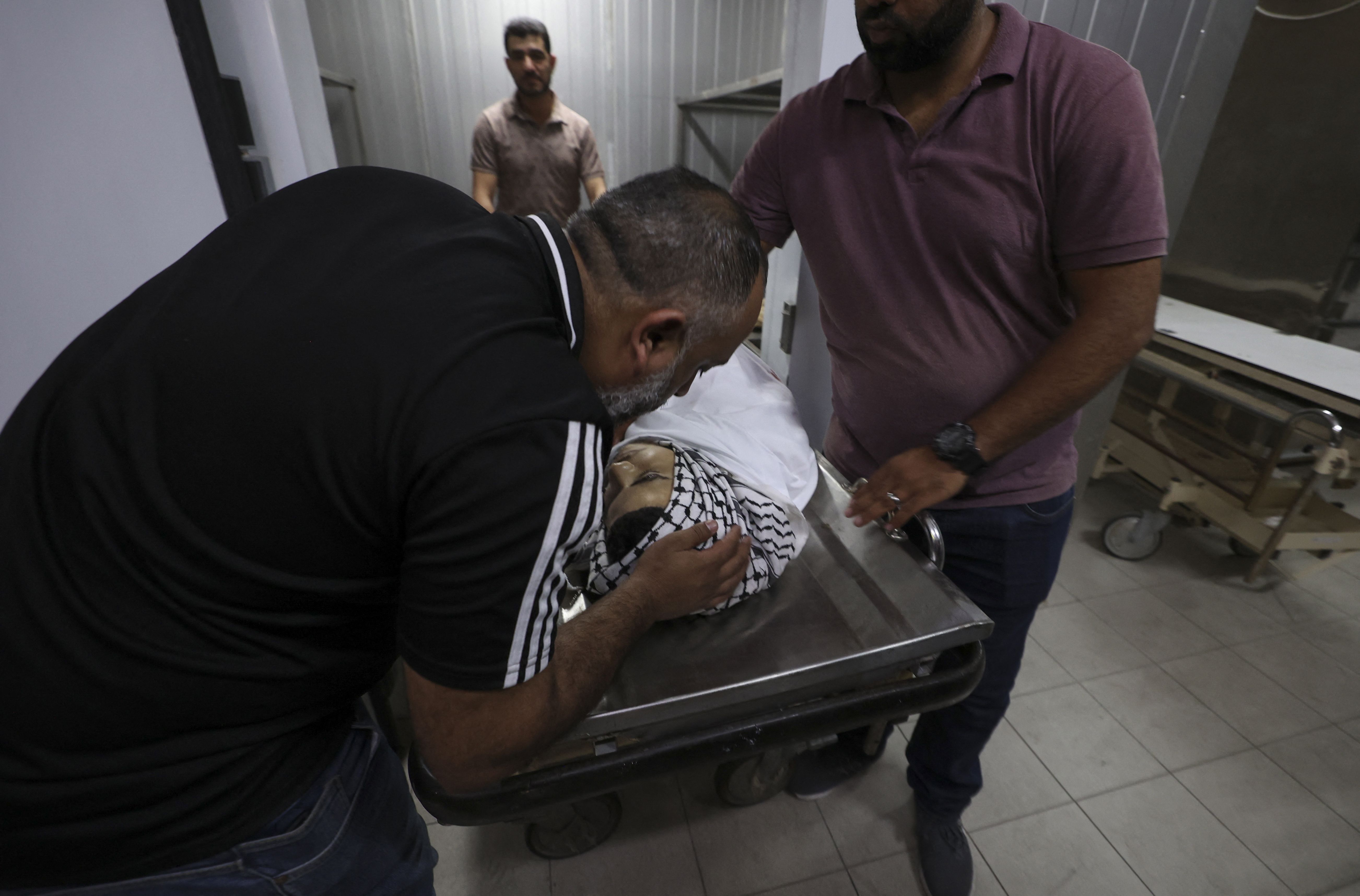 جثمان الشهيد أمجد أبو عليا (16 عامًا) الذي قتلته قوات الاحتلال شرق رام الله .. تصوير: "الفرنسية"