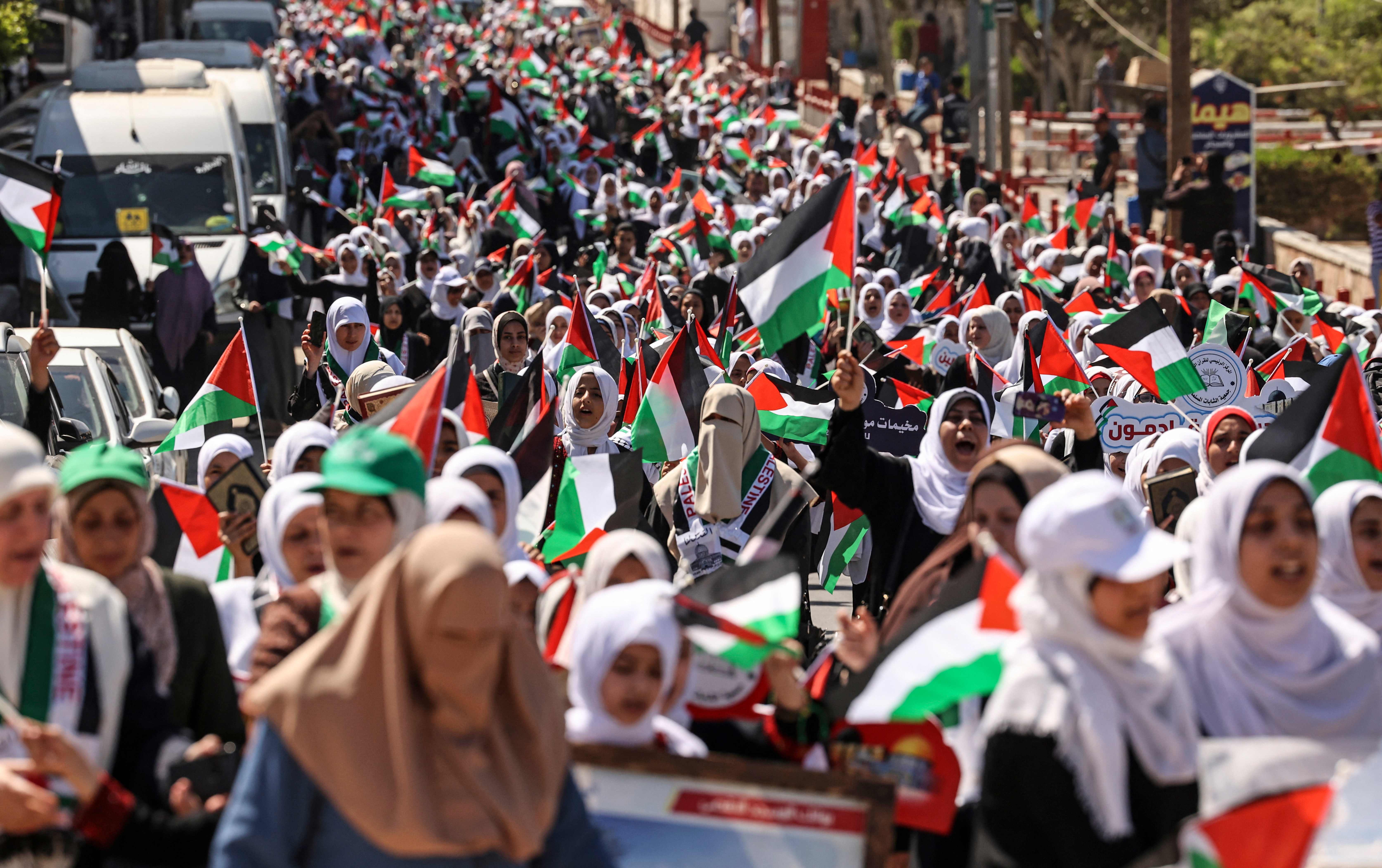 مسيرة أعلام لفتيات مخيم صيفي بغزة .. تصوير: "الفرنسية"