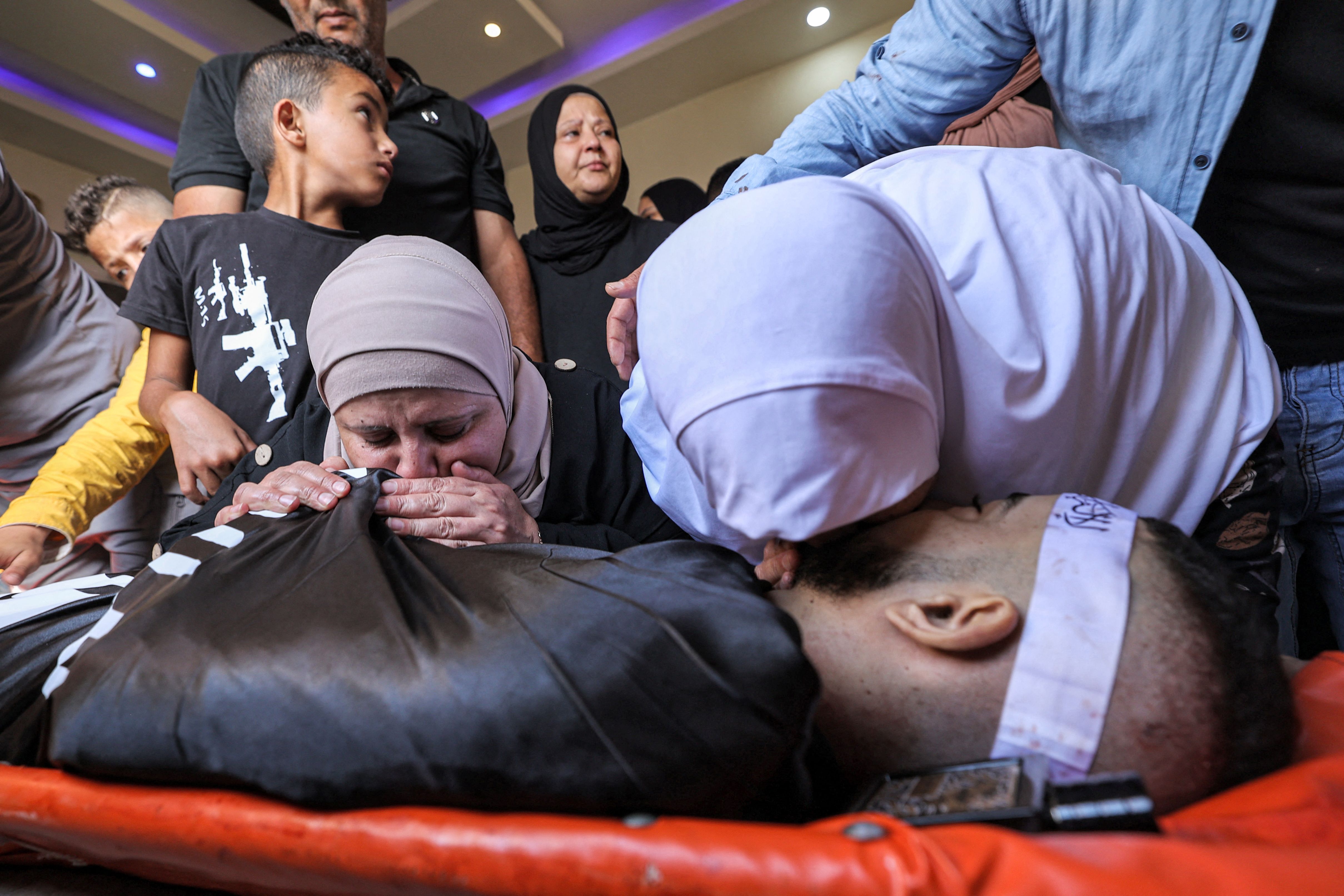 من وداع الشهيد براء لحلوح في جنين .. تصوير: "الفرنسية"