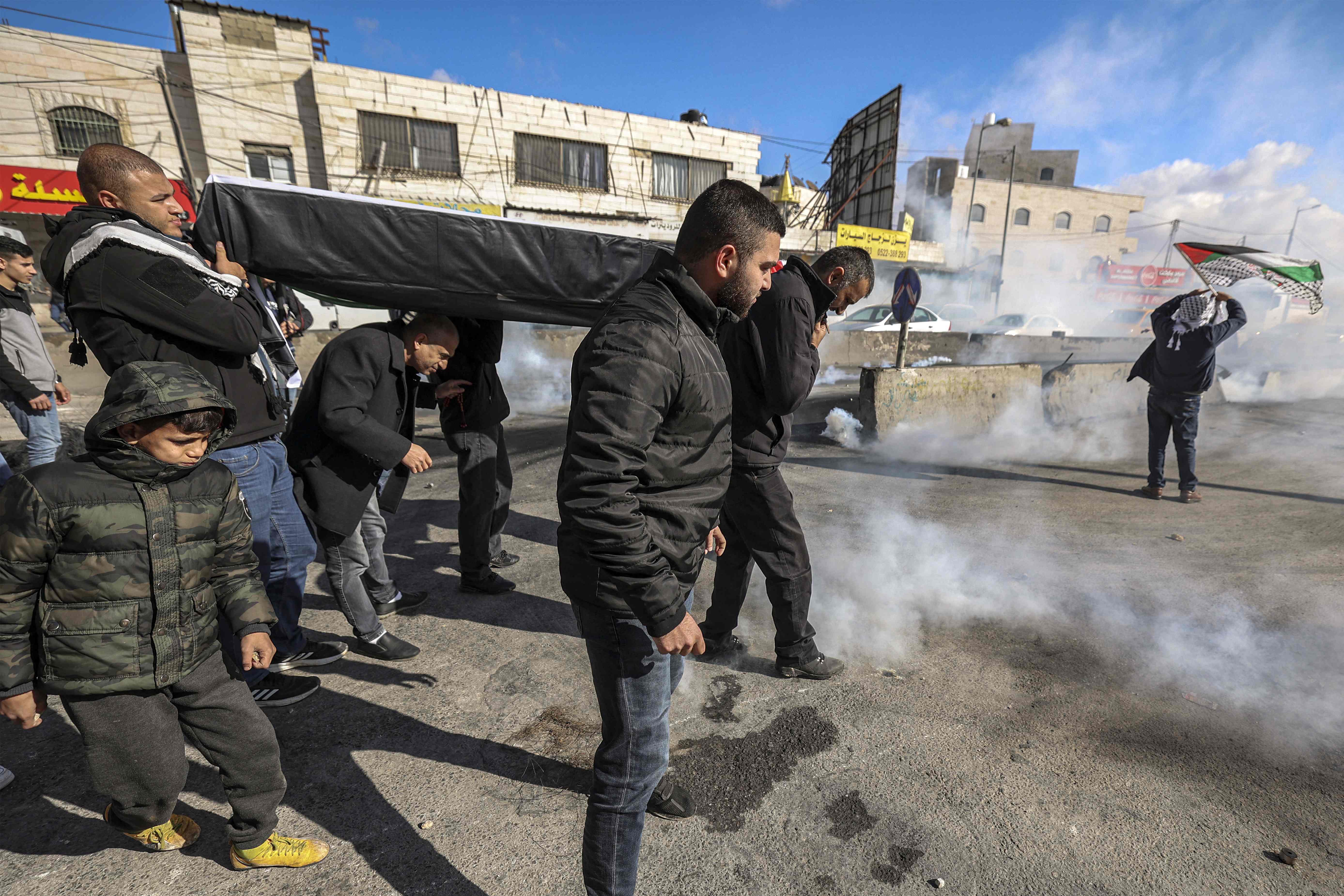 الاحتلال يقمع مسيرة مطالبة استرداد جثامين الشهداء في رام الله .. تصوير: "الفرنسية"
