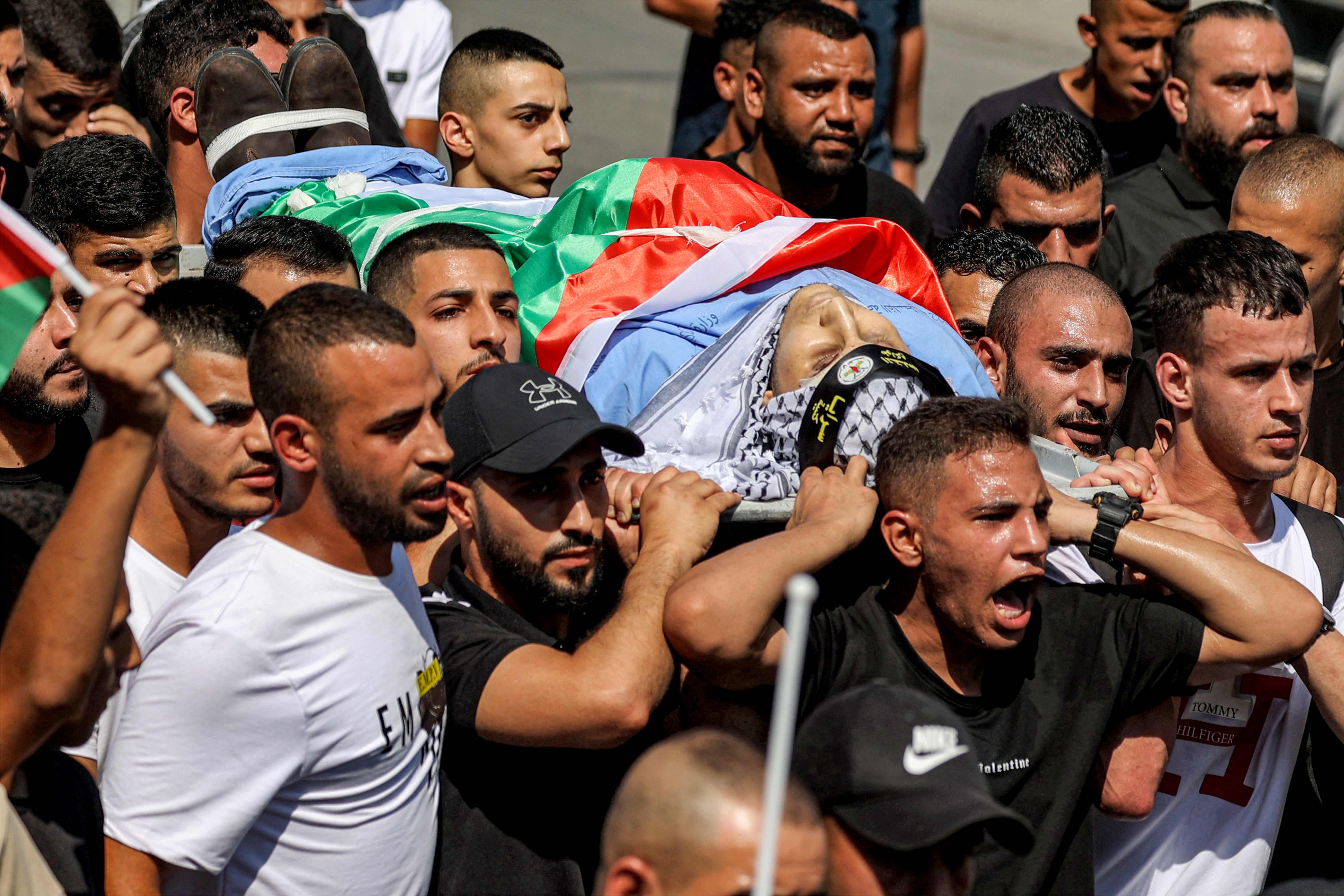 من تشييع الشهيد عايد أبو حرب في طولكرم .. تصوير: "الفرنسية"