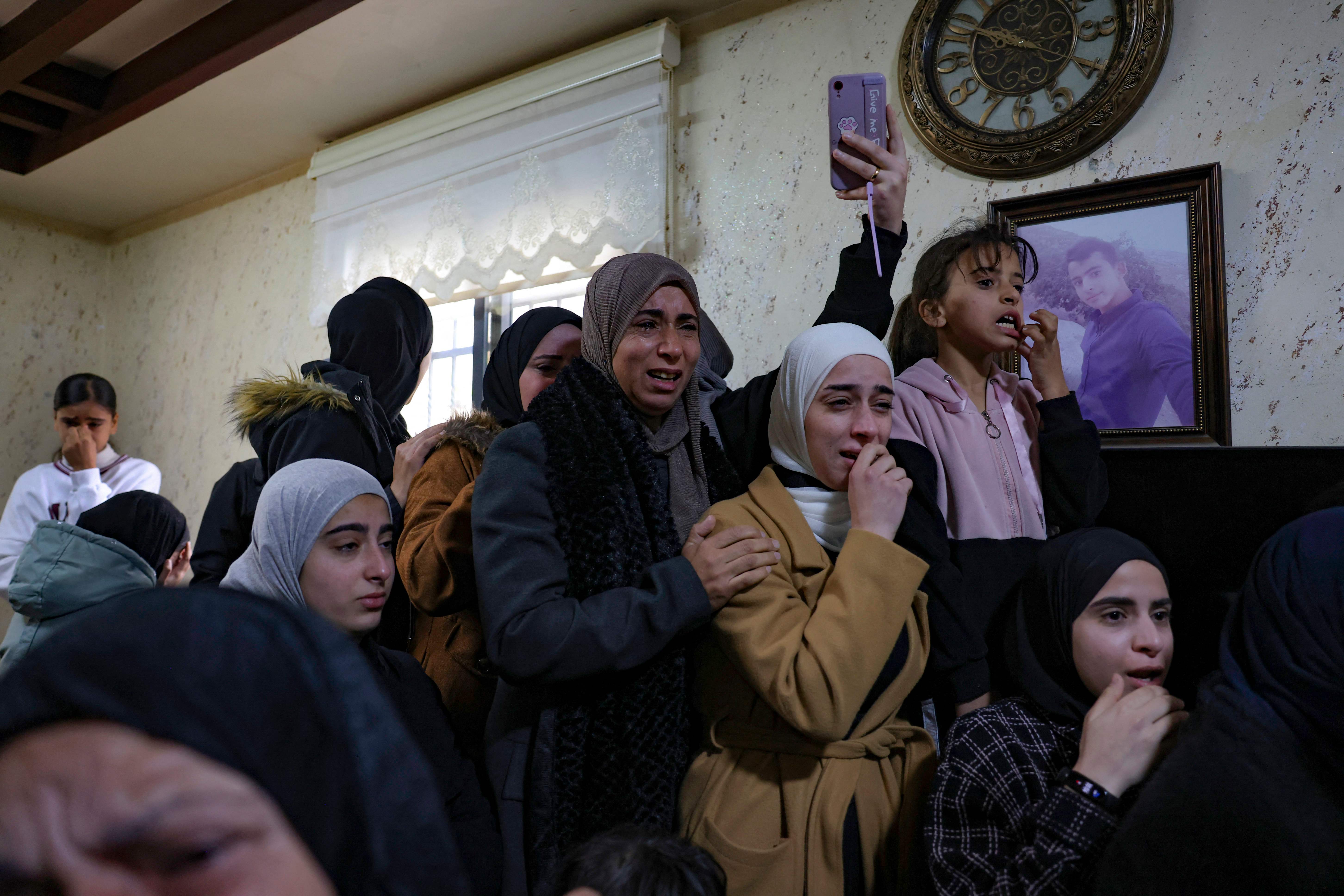 الحزن يخيم على عائلة الشهيد الفتى مصطفى صباح (16 عامًا) خلال تشييعه في بلدة تقوع بمحافظة بيت لحم .. تصوير: "الفرنسية"