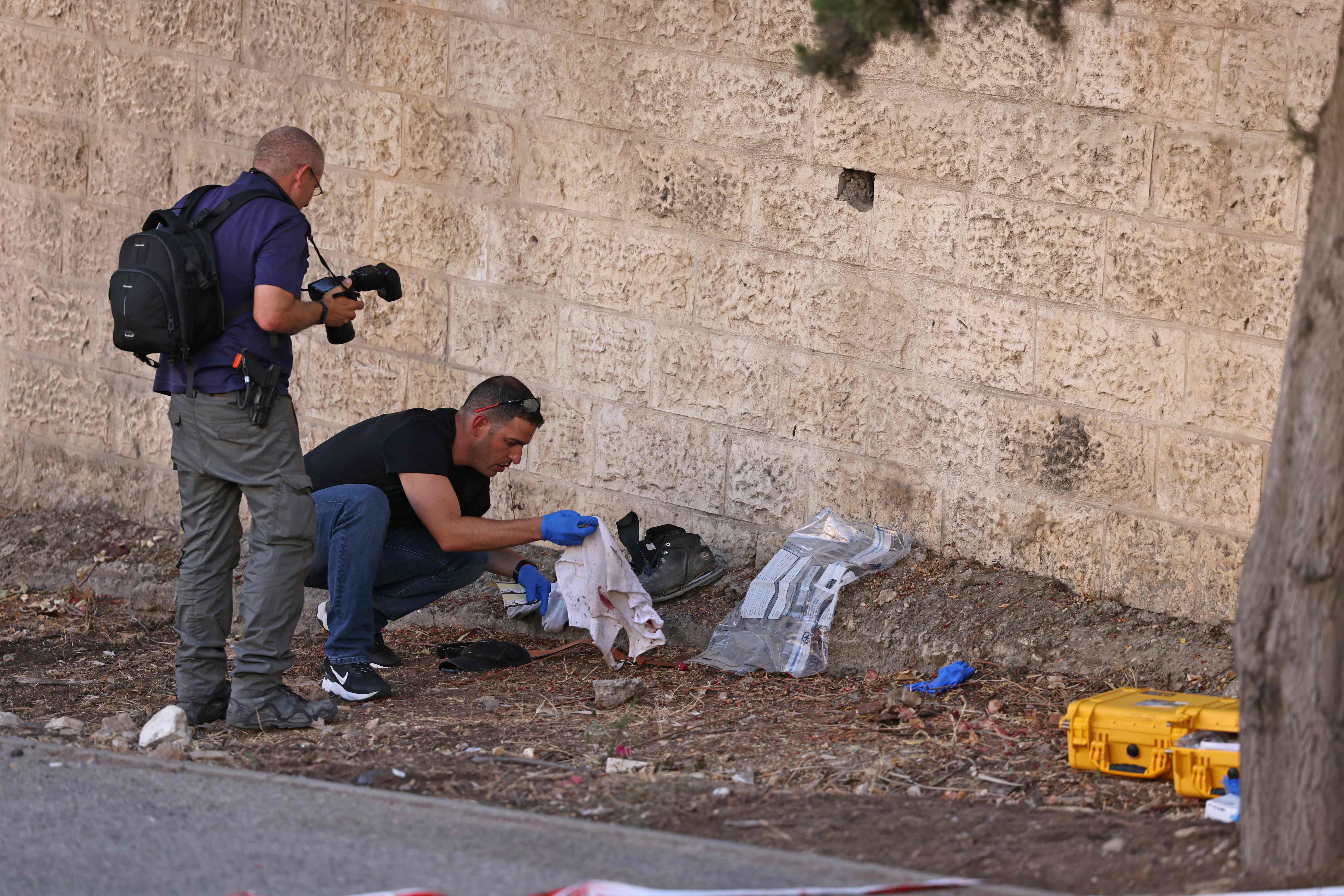 من مكان عملية طعن مستوطن في القدس المحتلة .. تصوير: "الفرنسية"