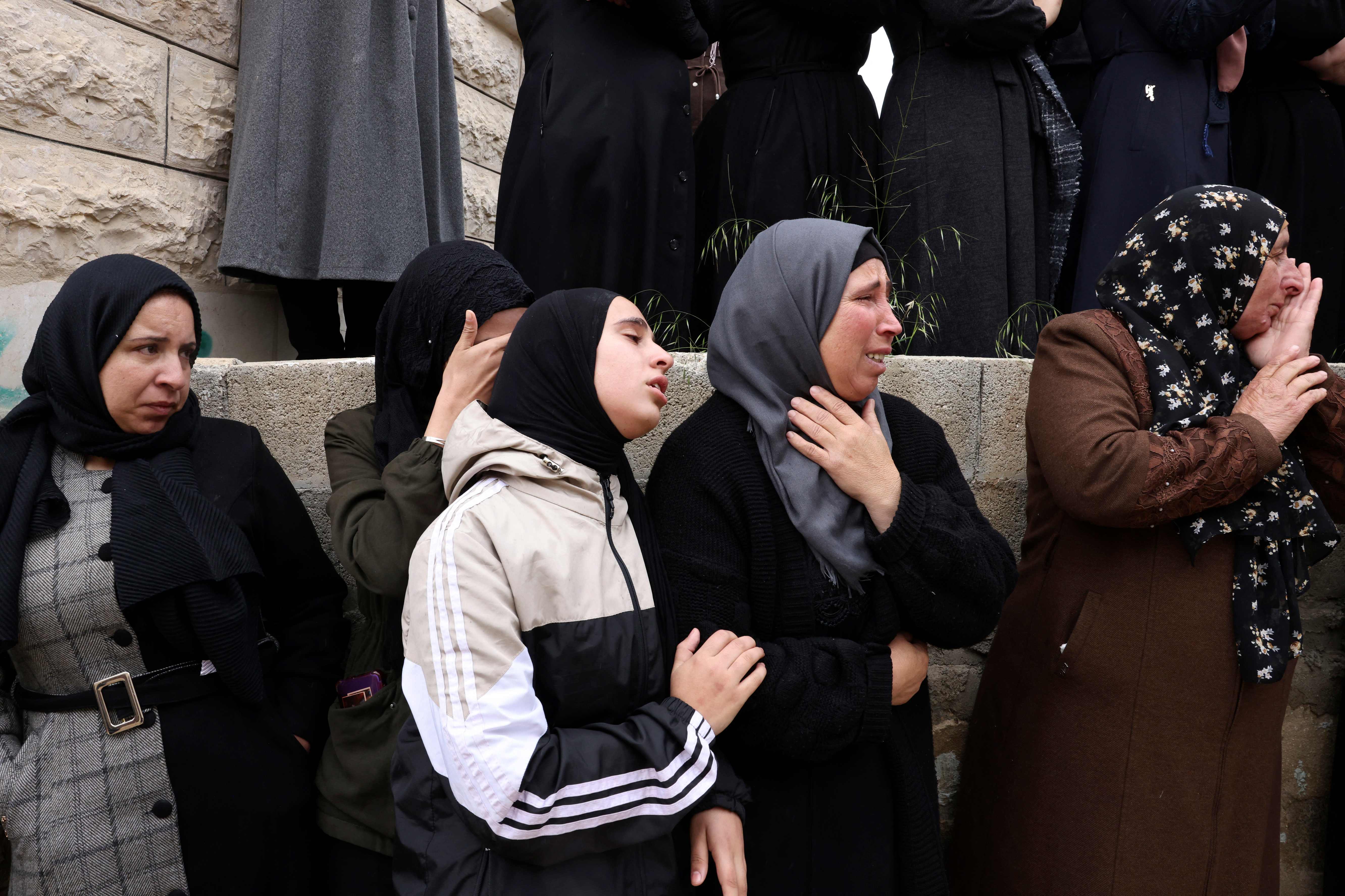  الحزن يخيم على عائلة الشهيد الفتى مصطفى صباح (16 عامًا) خلال تشييعه في بلدة تقوع بمحافظة بيت لحم .. تصوير: "الفرنسية" 