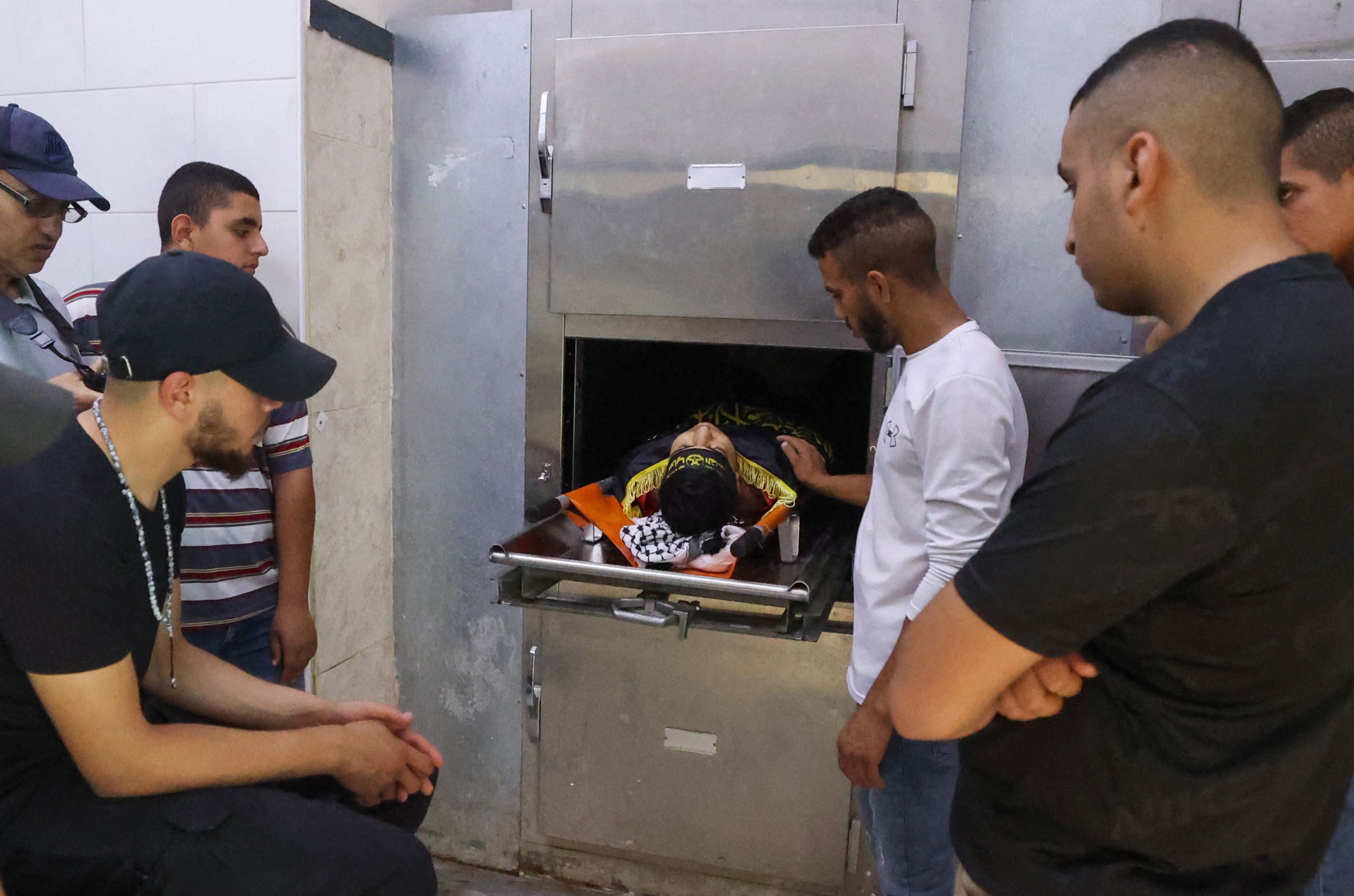 من وداع الشهيد ضرار الكفريني في جنين .. تصوير: "الفرنسية"