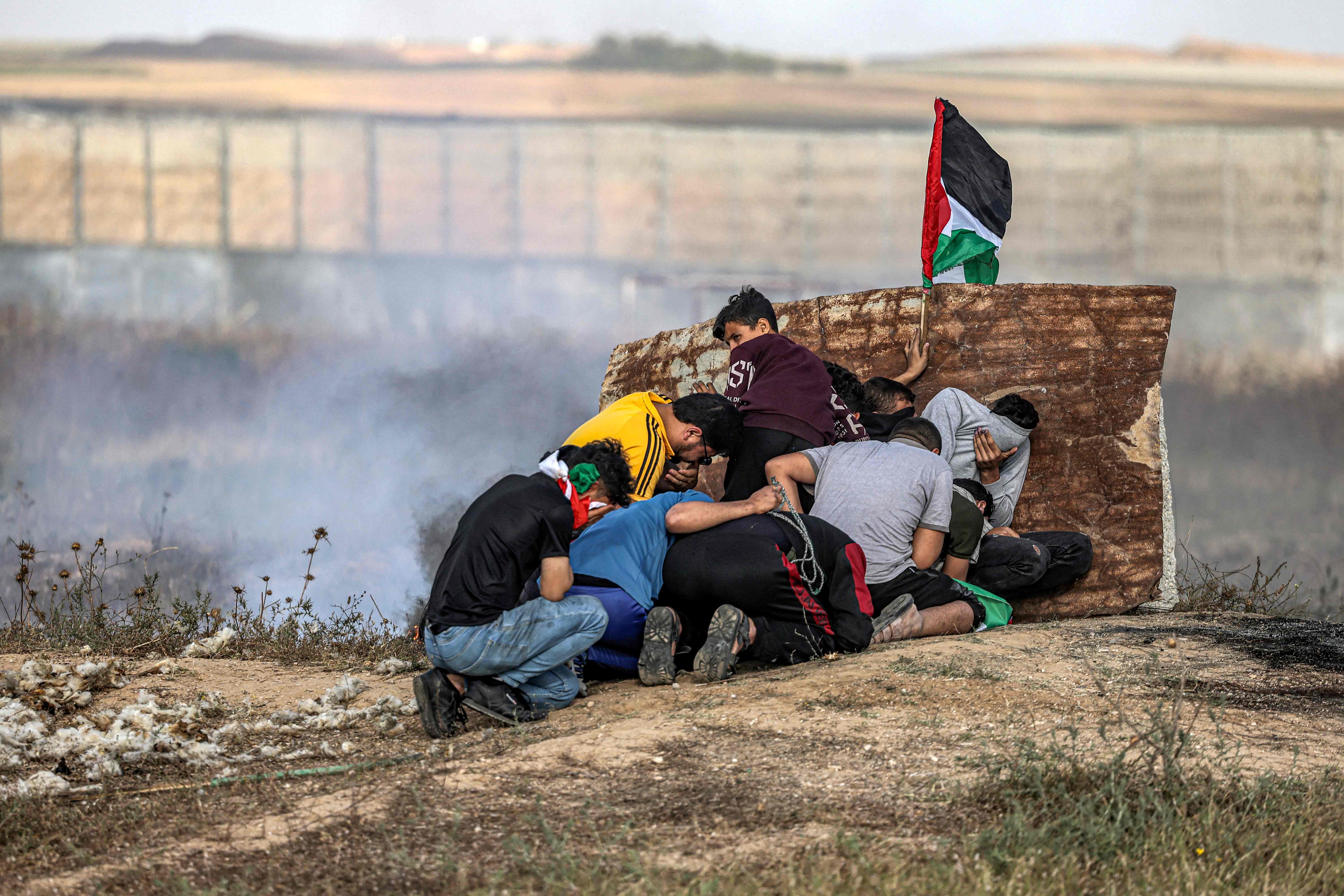 الاحتلال يقمع مسيرة رفع العلم الفلسطيني شرق غزة .. تصوير: "الفرنسية"