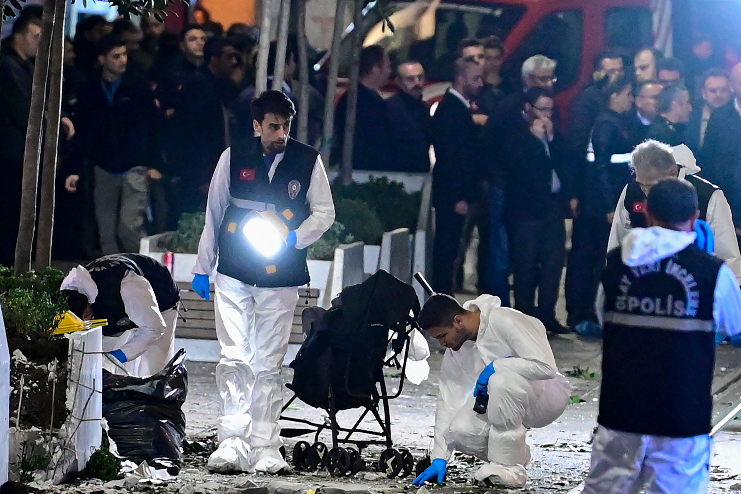 من مكان الهجوم التفجيري في اسطنبول .. تصوير: "الفرنسية"