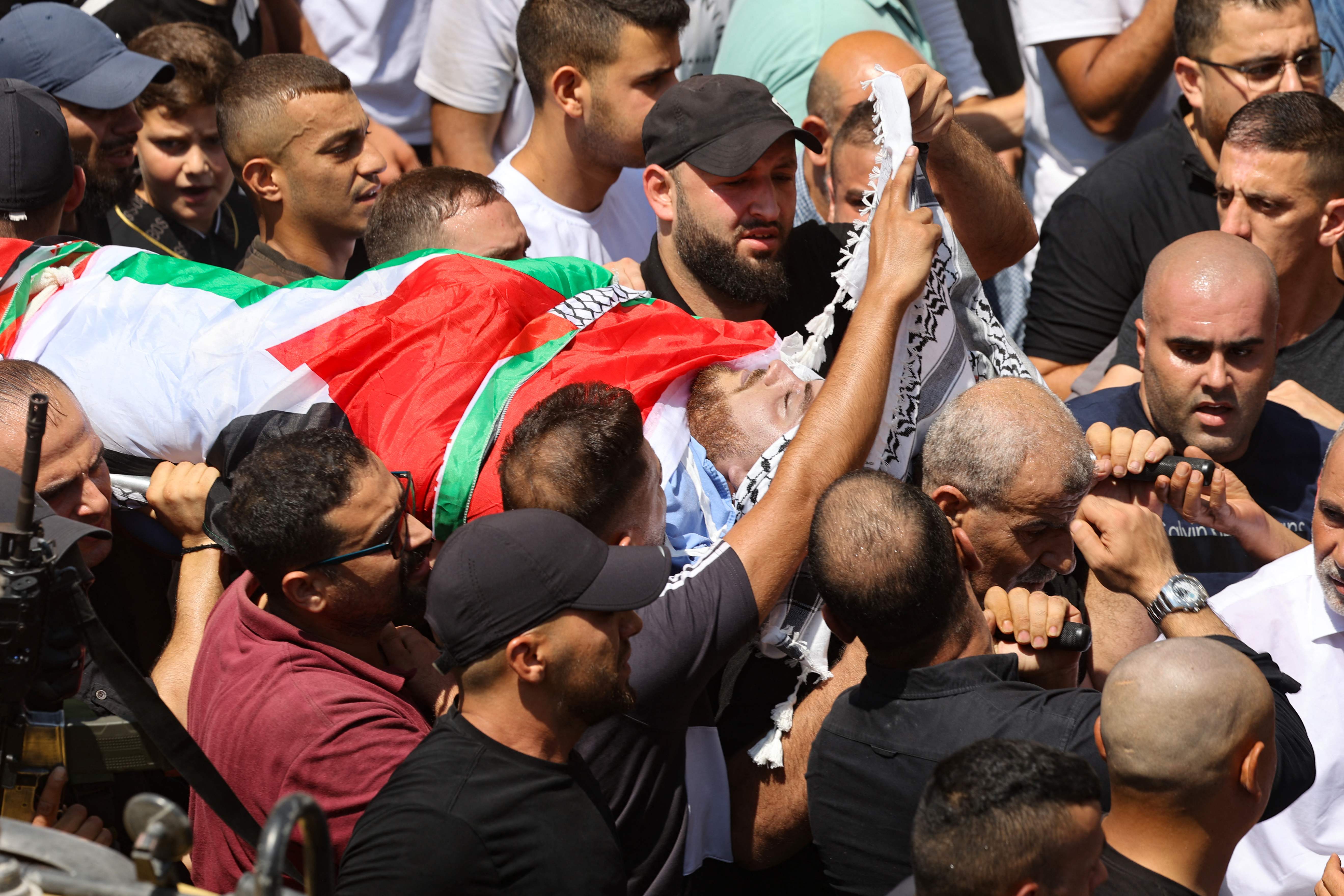 من تشييع جثمان الشهيد محمود جراد في طولكرم .. تصوير: "الفرنسية"