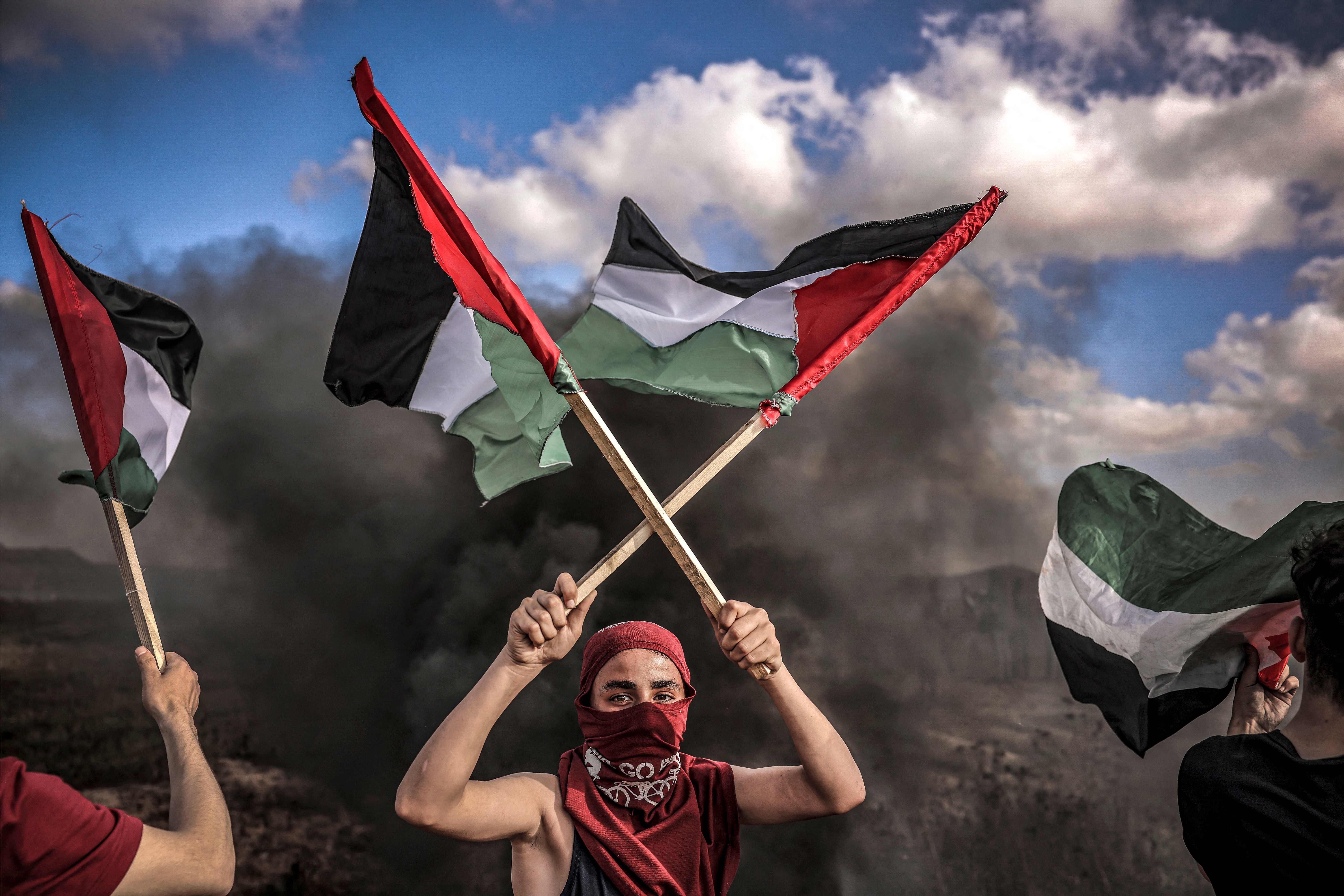 الاحتلال يقمع مسيرة رفع العلم الفلسطيني شرق غزة .. تصوير: "الفرنسية"
