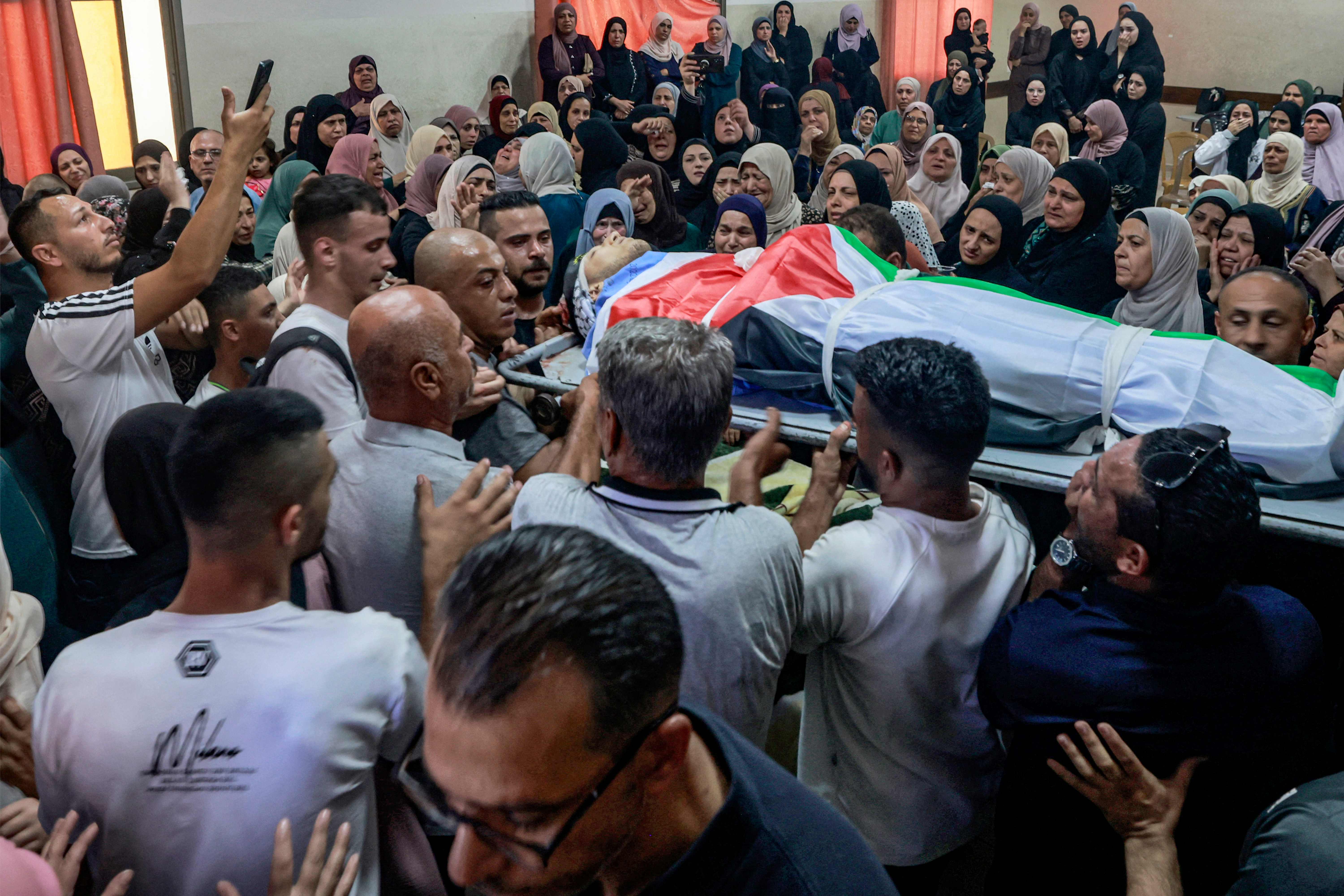 من تشييع الشهيد عايد أبو حرب في طولكرم .. تصوير: "الفرنسية"