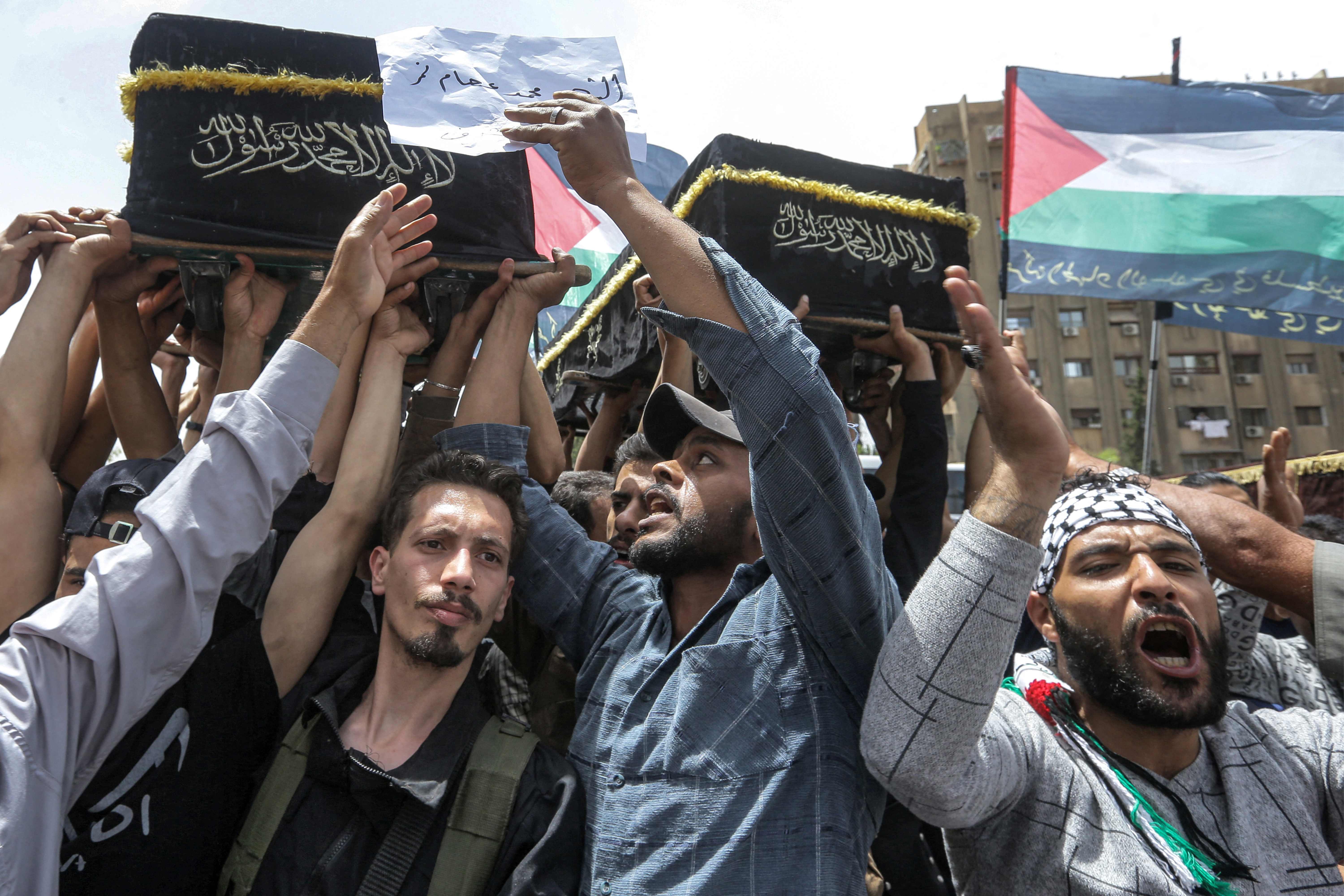 صور من مخيم اليرموك في سوريا لتشييع ضحايا انفجار وقع أمس في موقع تابع للجبهة الشعبية - القيادة العامة شرق لبنان .. تصوير: "الفرنسية"
